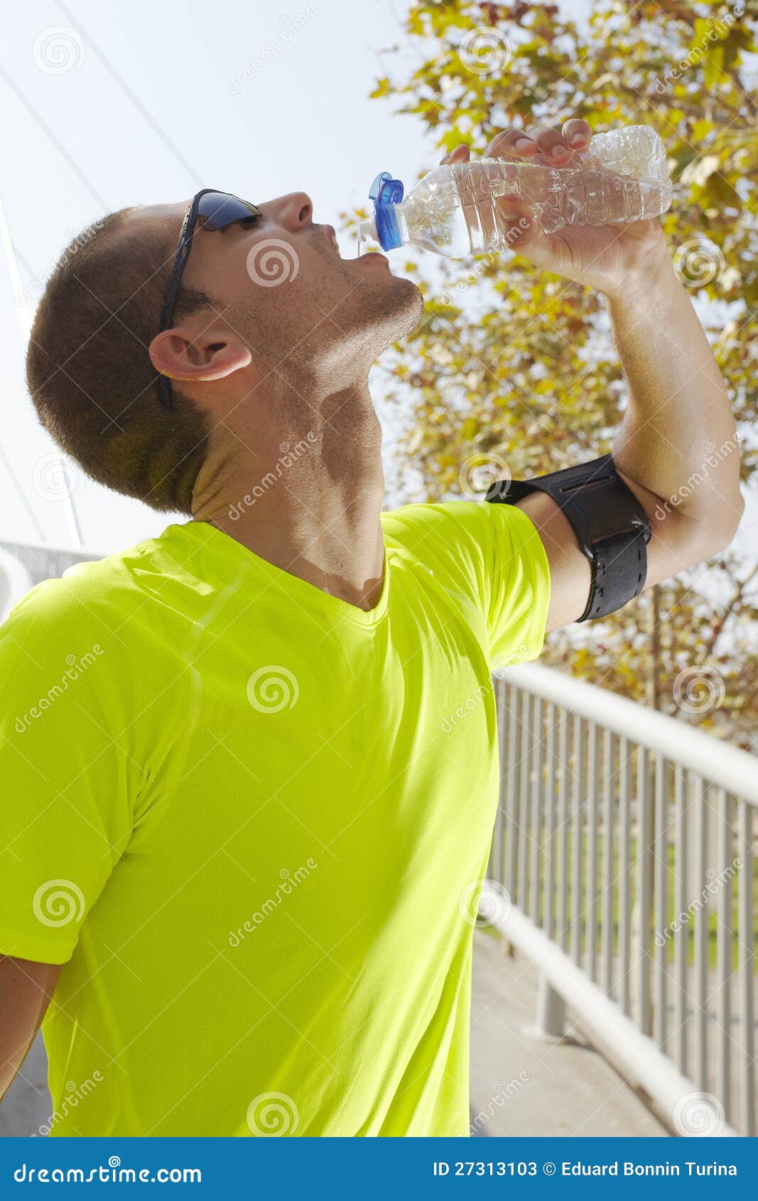 Sport man drinking water stock image. Image of runner 27313103
