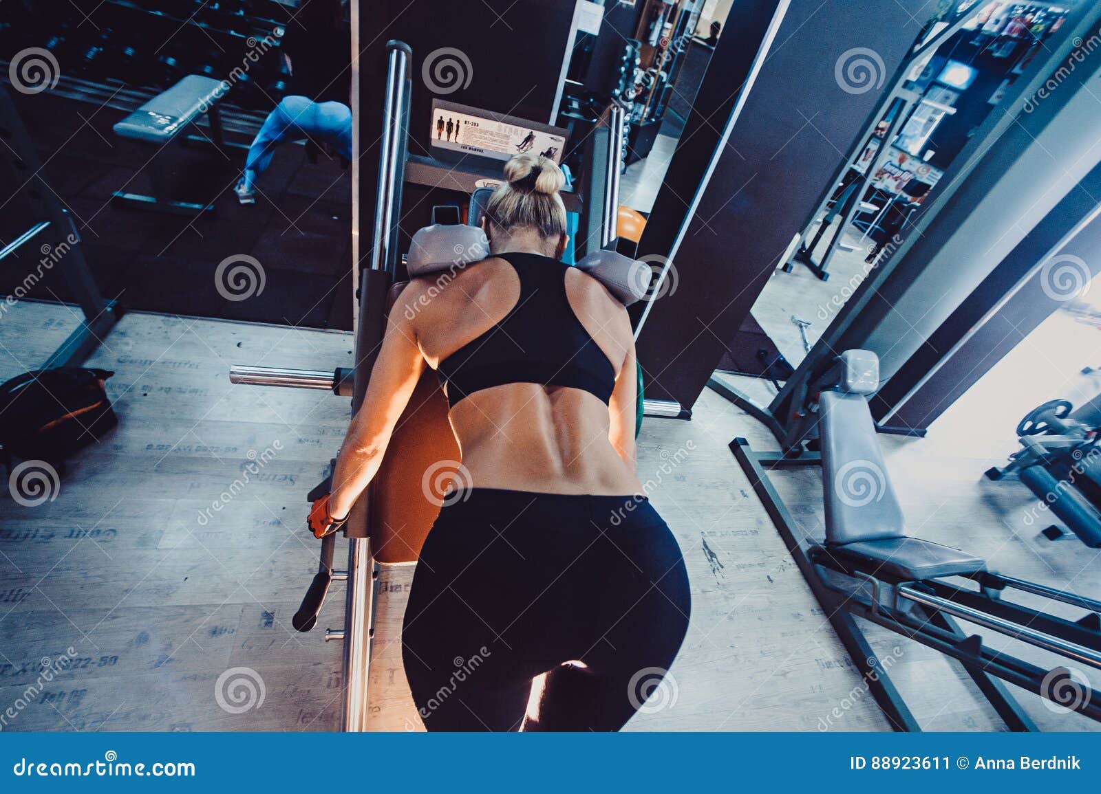 Sportive Frau Die Maschine Fur Beine An Der Turnhalle Verwendet Recht Blondes Trainieren In Einem Simulator Stockbild Bild Von Maschine Sportive 88923611