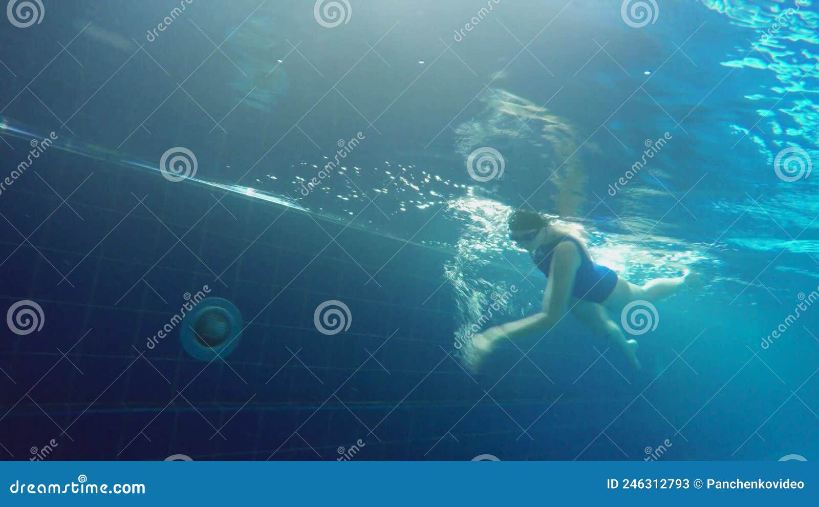 Sportlerin in Blauem Badeanzug Und Brille Schwimmen Im Pool