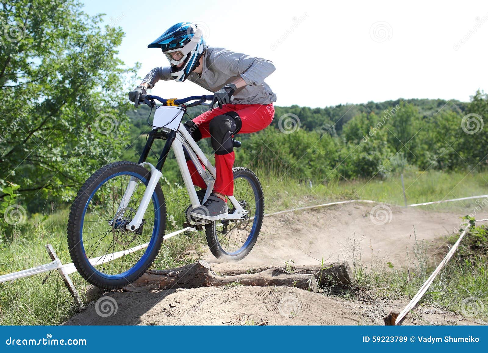 Sportman in Sportkleding Op De Ritten Van Een Bergfiets in De Extreme ...