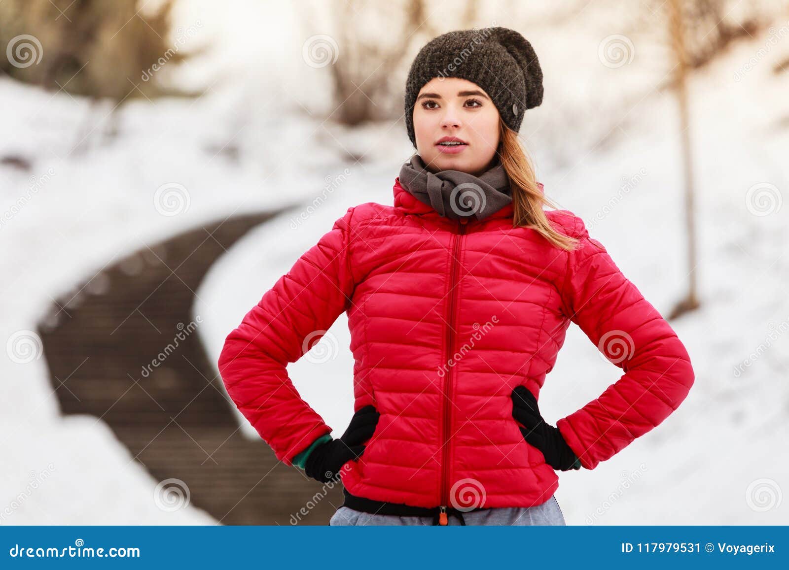 Sportswear Vestindo Da Mulher Que Exercita Fora Durante O Inverno ...