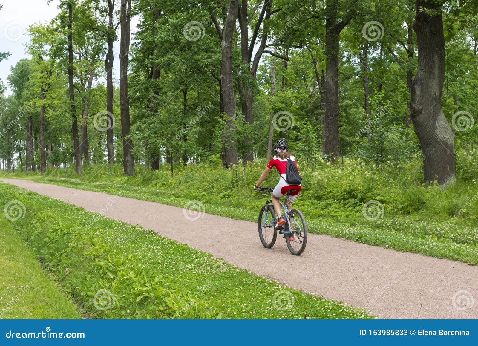 Велосипед ехал по грунтовой дороге