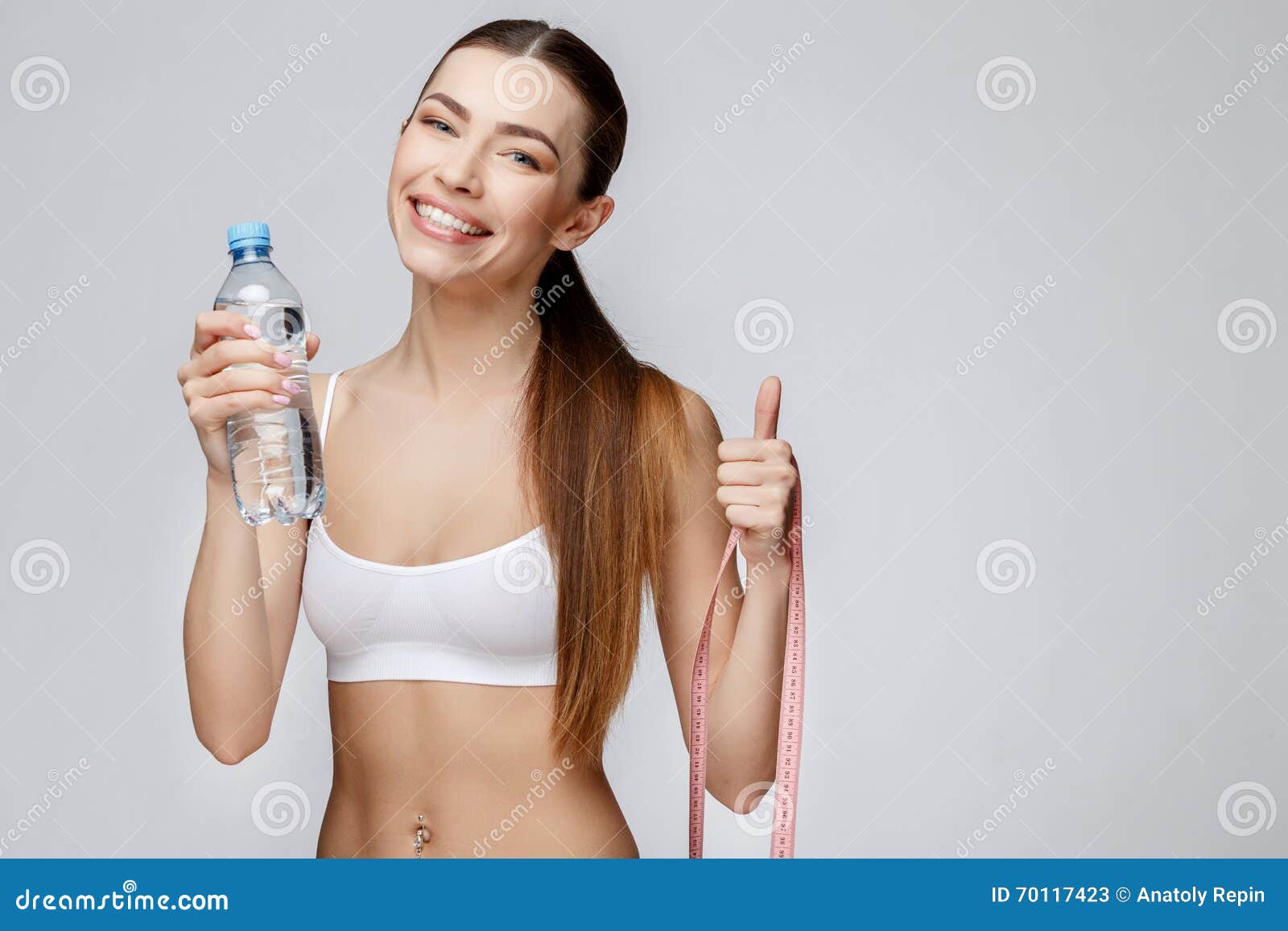 Девушка пьет воду в полный рост. Сера питьевая