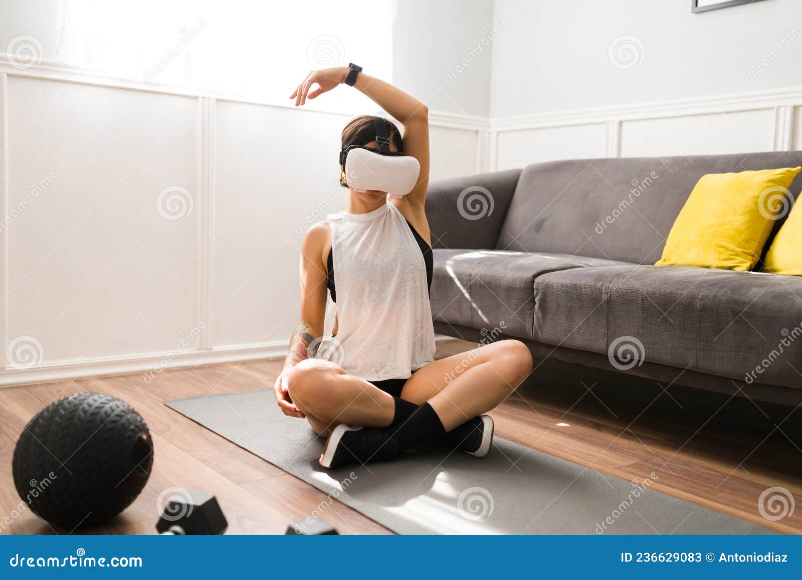 sporty woman in an immersive simulation