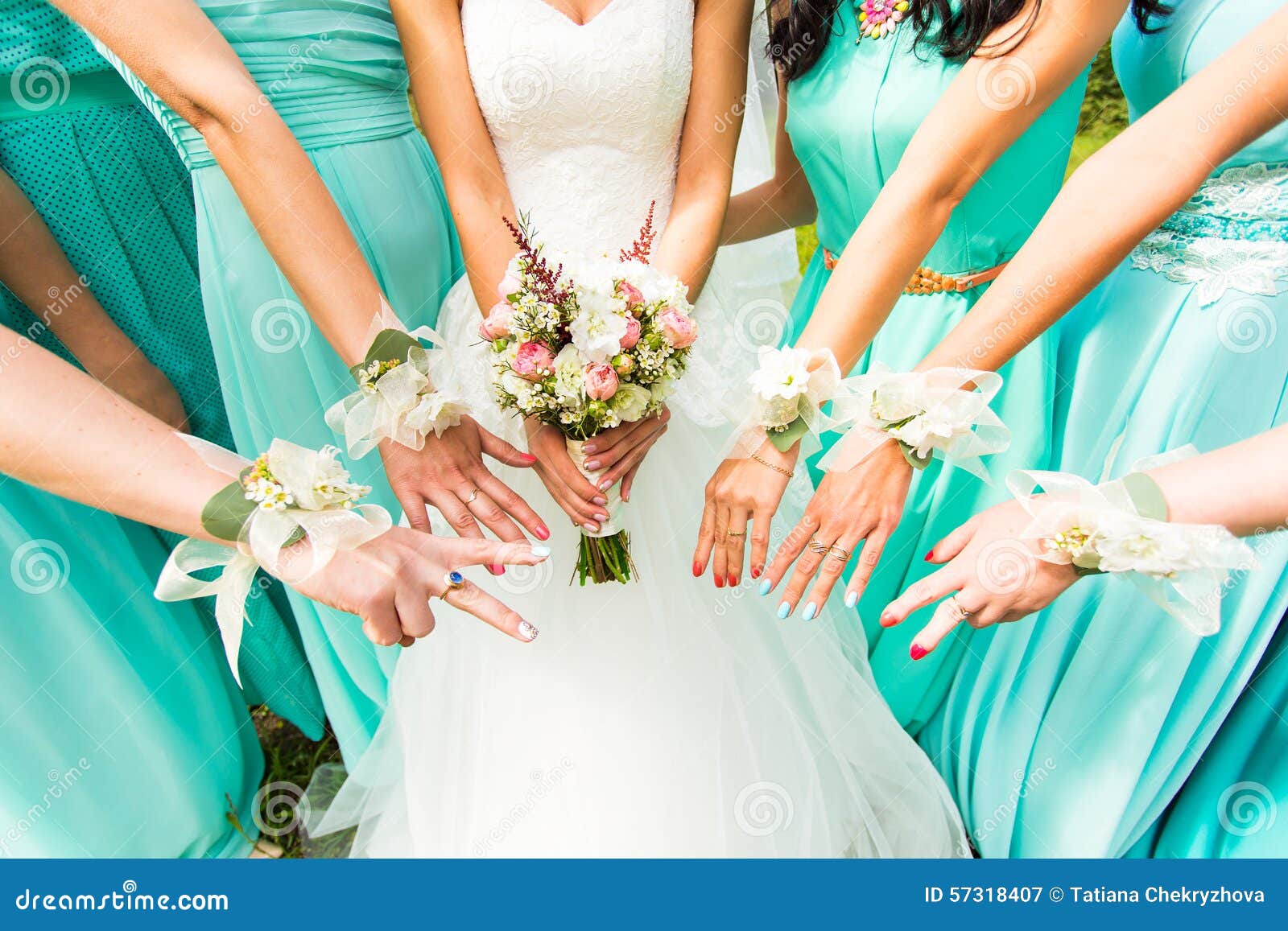 Ammirare Delle Damigelle D'onore Della Sposa Fotografia Stock - Immagine Di Giorno, Luce: 74813292 - Foto 7