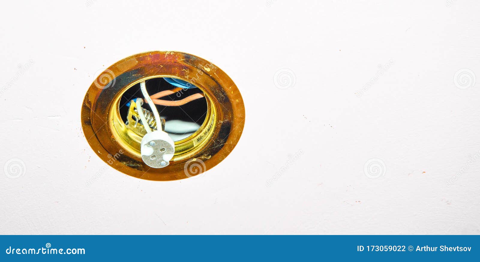 Spotlight in Drywall. Cartridge Base E5.3. Wires in the Ceiling. Poor