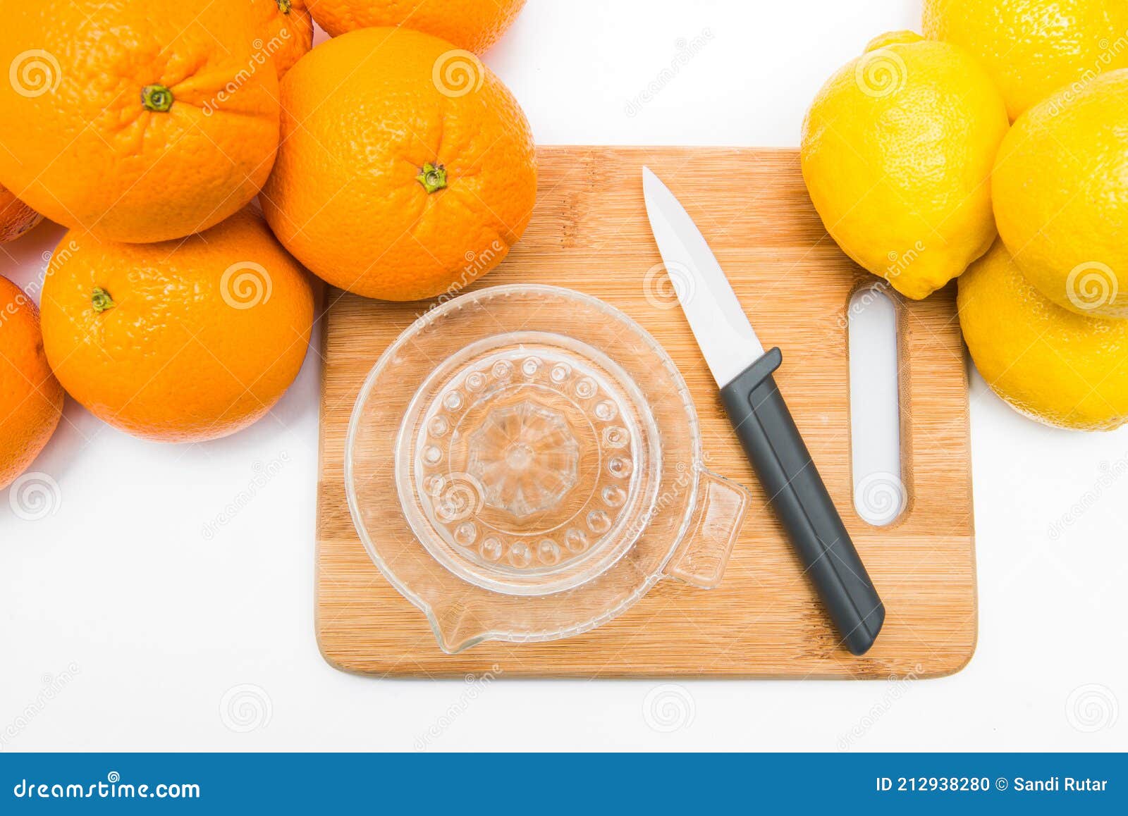 Spremuta Le Arance Fresche Con Un Juicer. Succo D'arancia in Un Bicchiere  Vicino Alla Metà Delle Arance Affettate Su Fondo Bianco. Fotografia Stock -  Immagine di frutta, raccolta: 212938280