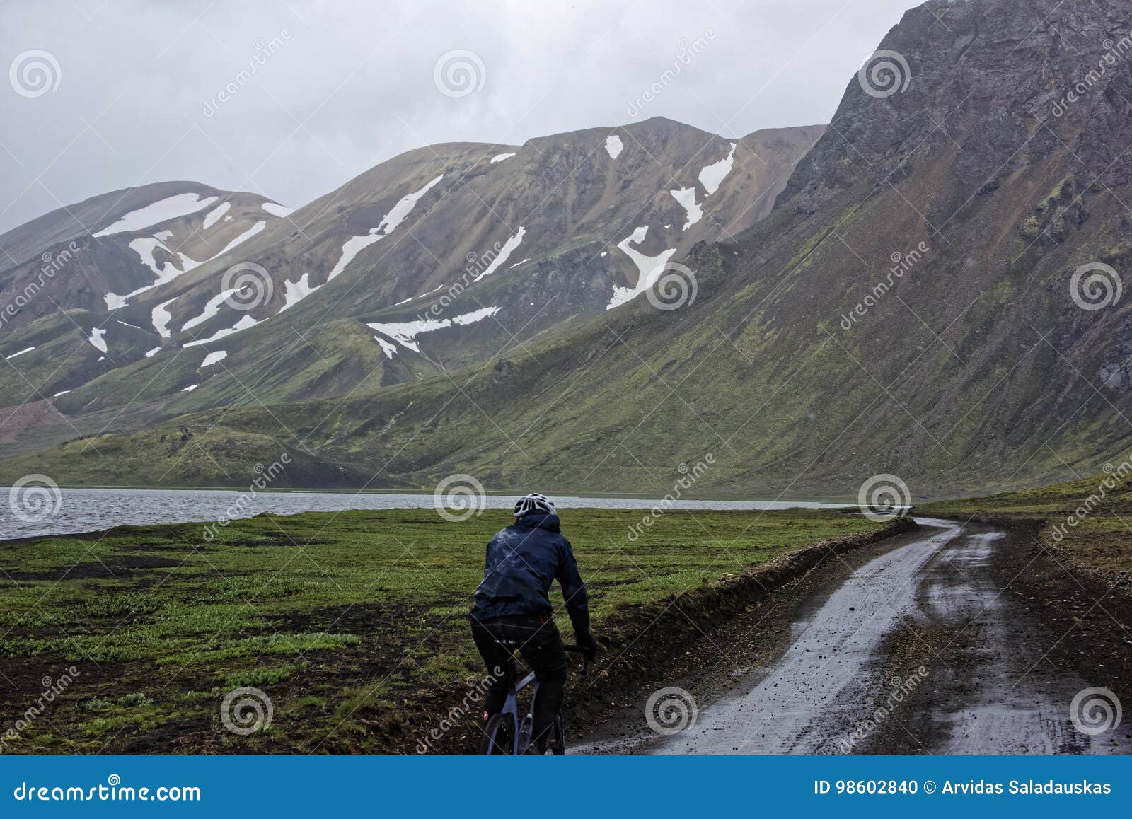 Sprengisandur, plateau des montagnes en Islande. Sprengisandur est un plateau des montagnes en Islande, défini rudement comme secteur entre les glaciers de HofsjÃ¶kull et de VatnajÃ¶kull