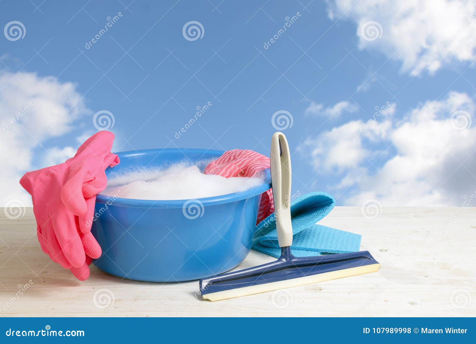 Spring Cleaning, Zacken Blaue Plastikschüssel Mit Seifenschaum