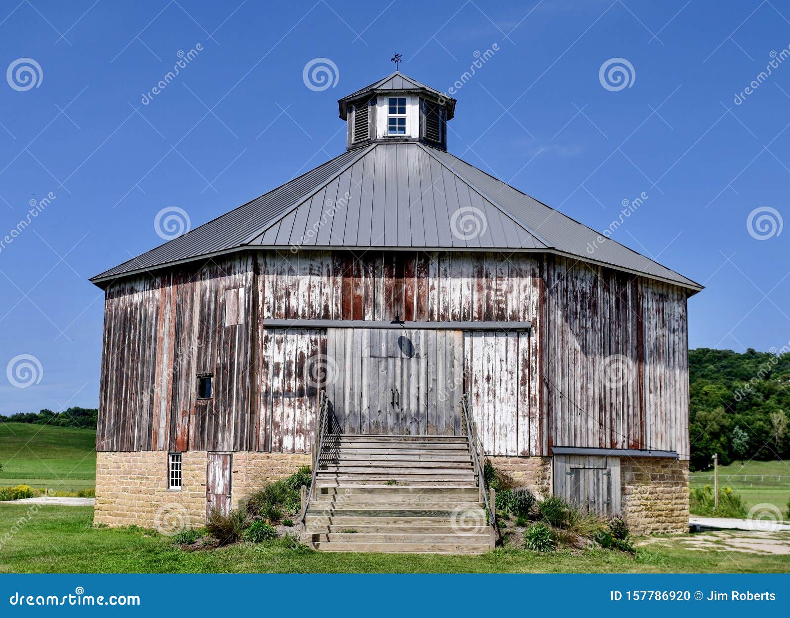 Spring Green Octagonal Barn 1 Editorial Image Image Of Spring