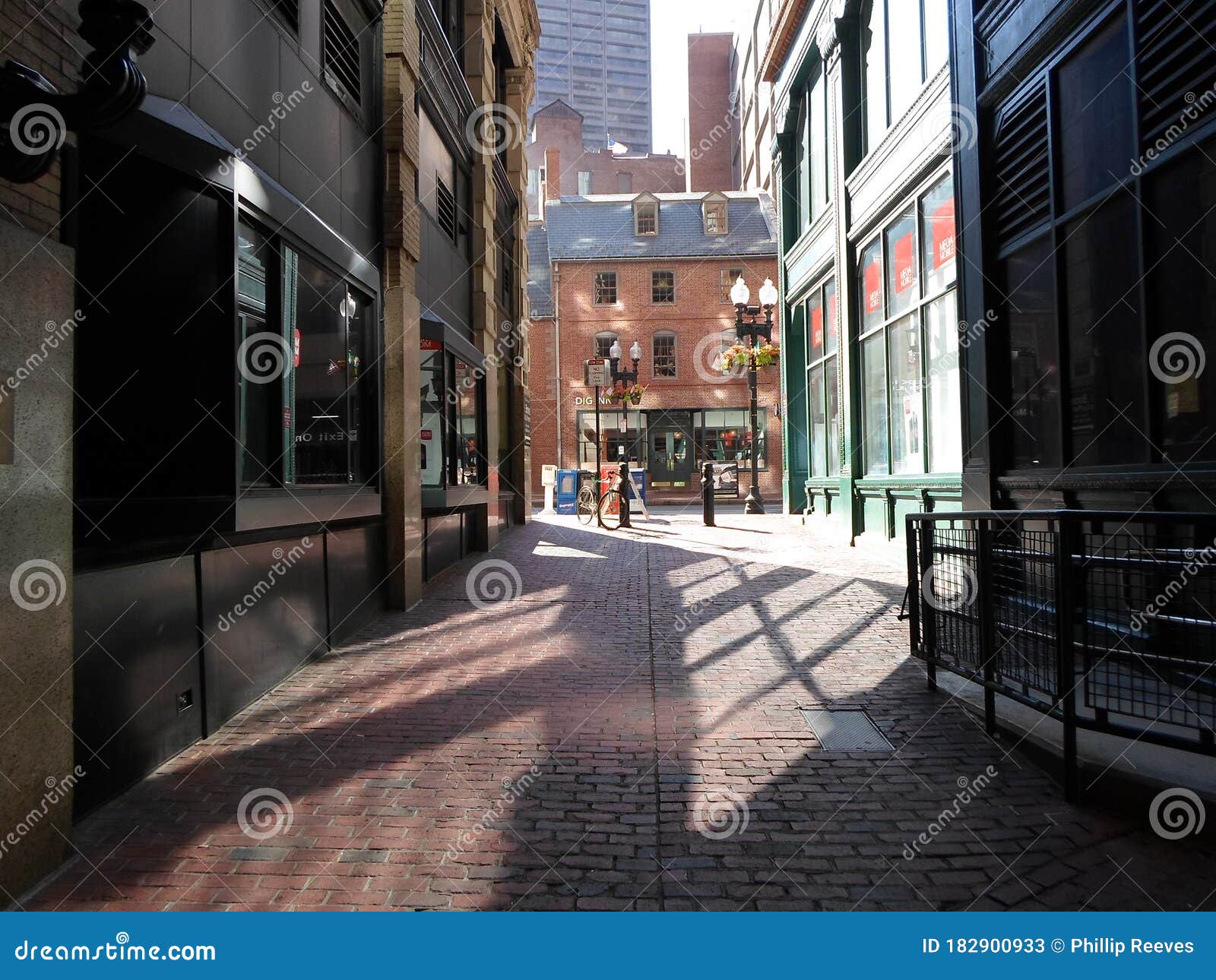 spring-lane-boston-massachusetts-usa-dark-crooked-alley-connects-washington-street-devonshire-downtown-182900933.jpg