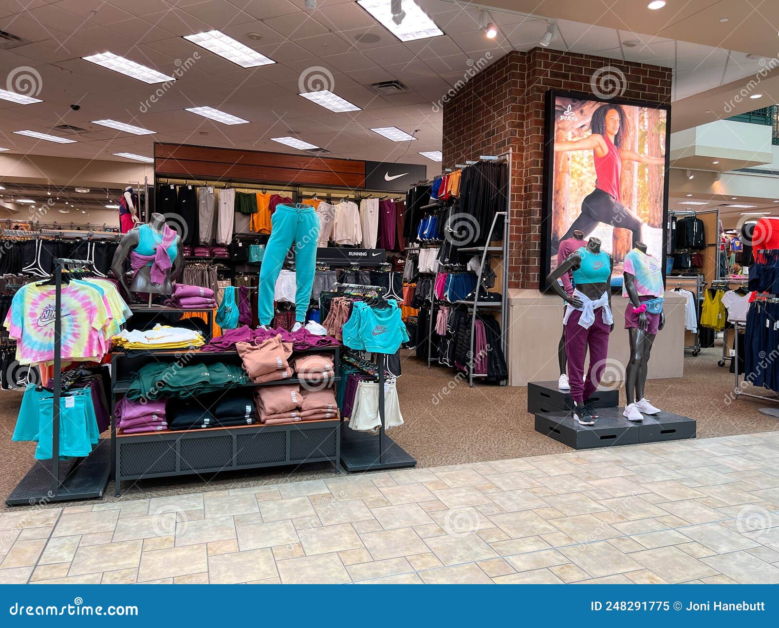 https://thumbs.dreamstime.com/z/springfield-il-usa-may-panning-down-display-womens-nike-clothing-sale-scheels-sporting-goods-store-248291775.jpg