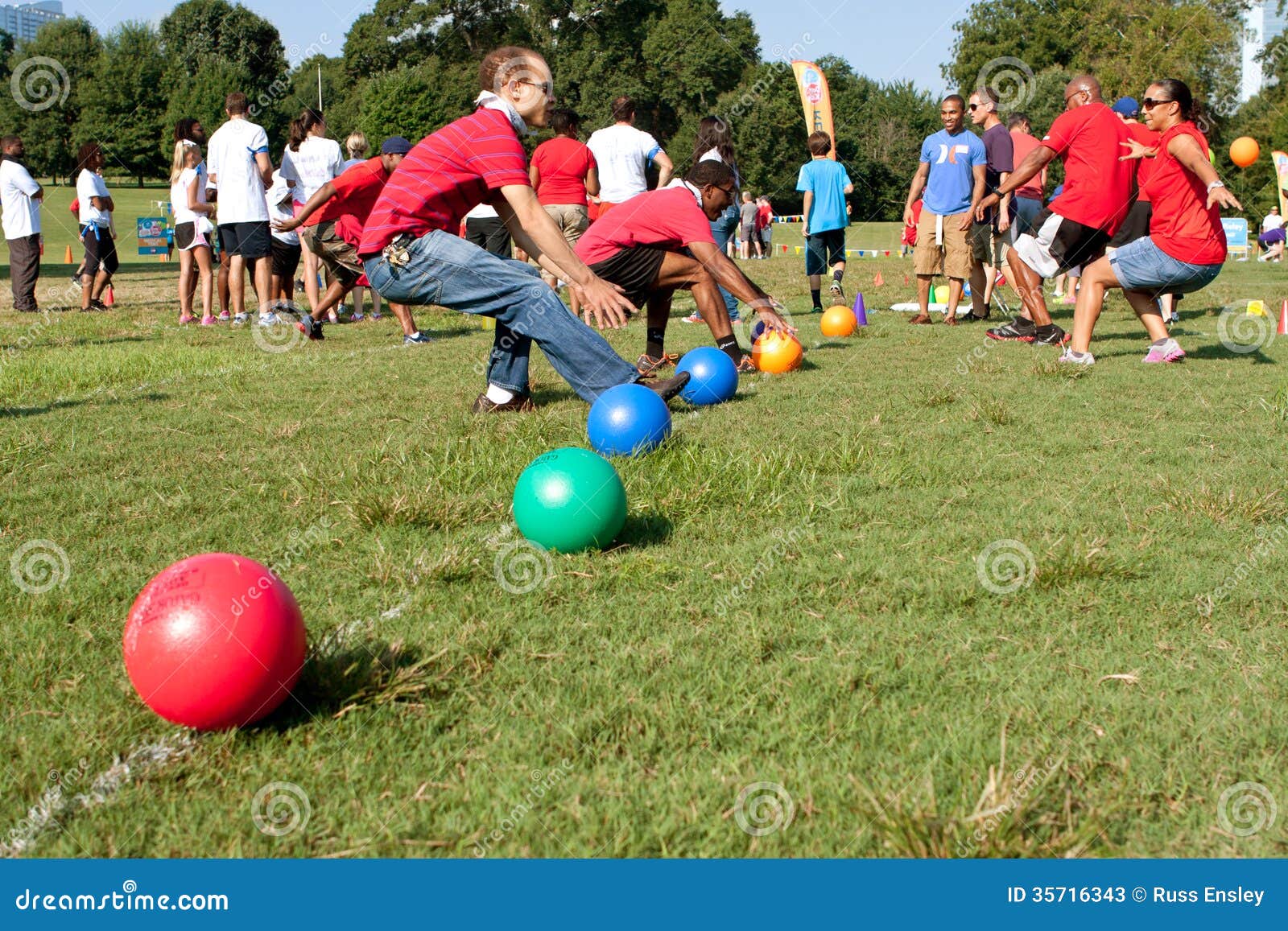 Sprint De Duas Equipes Para Que As Bolas Comecem O Jogo De Bola De