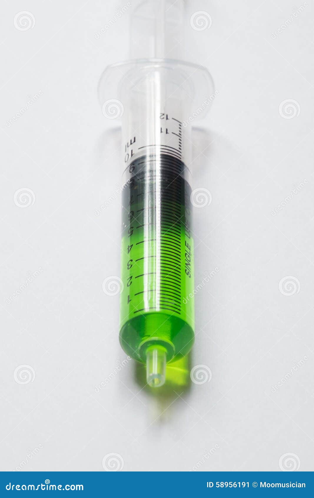 Spritze Mit Grüner Flüssigkeit Stockbild - Bild von medizin, heilen:  58956191