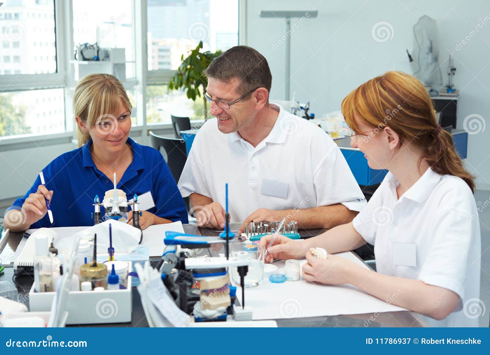 Squadra dentale. Tre tecnici dentali che lavorano in un laboratorio dentale