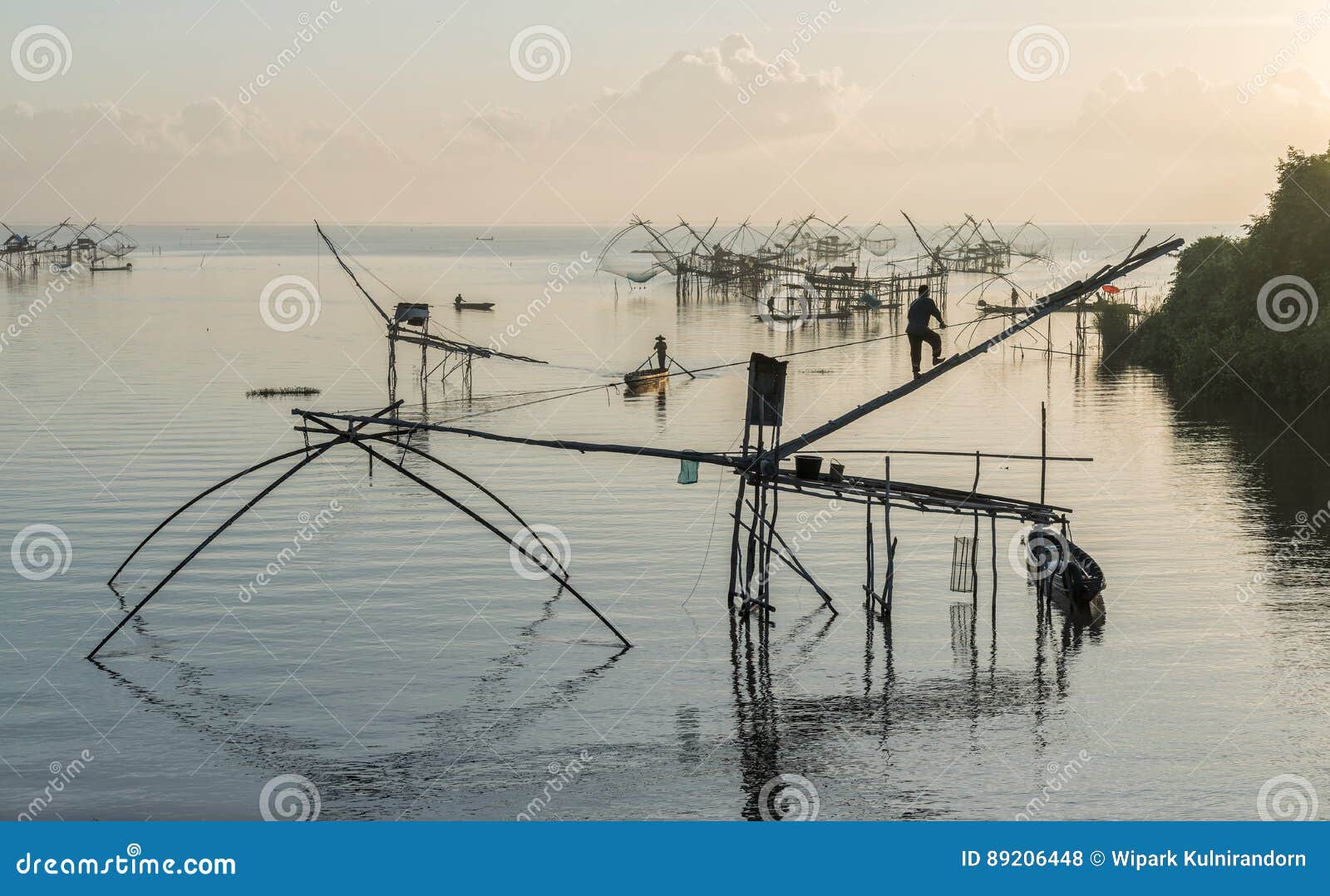 https://thumbs.dreamstime.com/z/square-dip-net-fishing-gear-pakpra-village-morning-scene-phatthalung-thailand-89206448.jpg