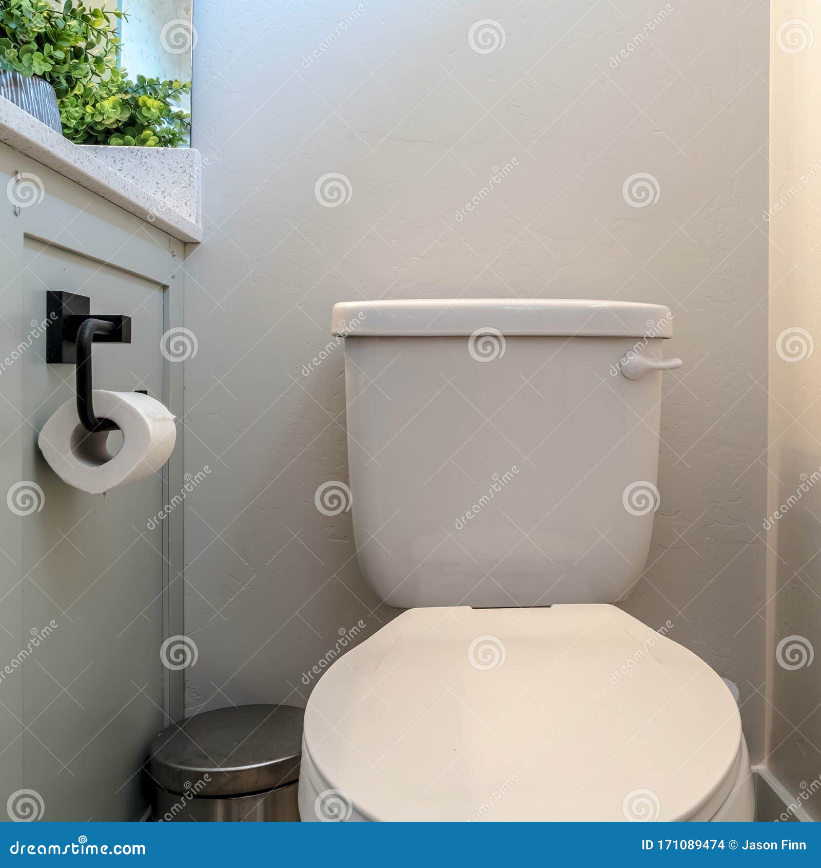 vallei Recensent Zenuw Square Toilet-vuilnisbak Met Weefselhouder Tegen Witte Wand Van De Badkamer  Stock Foto - Image of cabinetrie, kabinet: 171089474