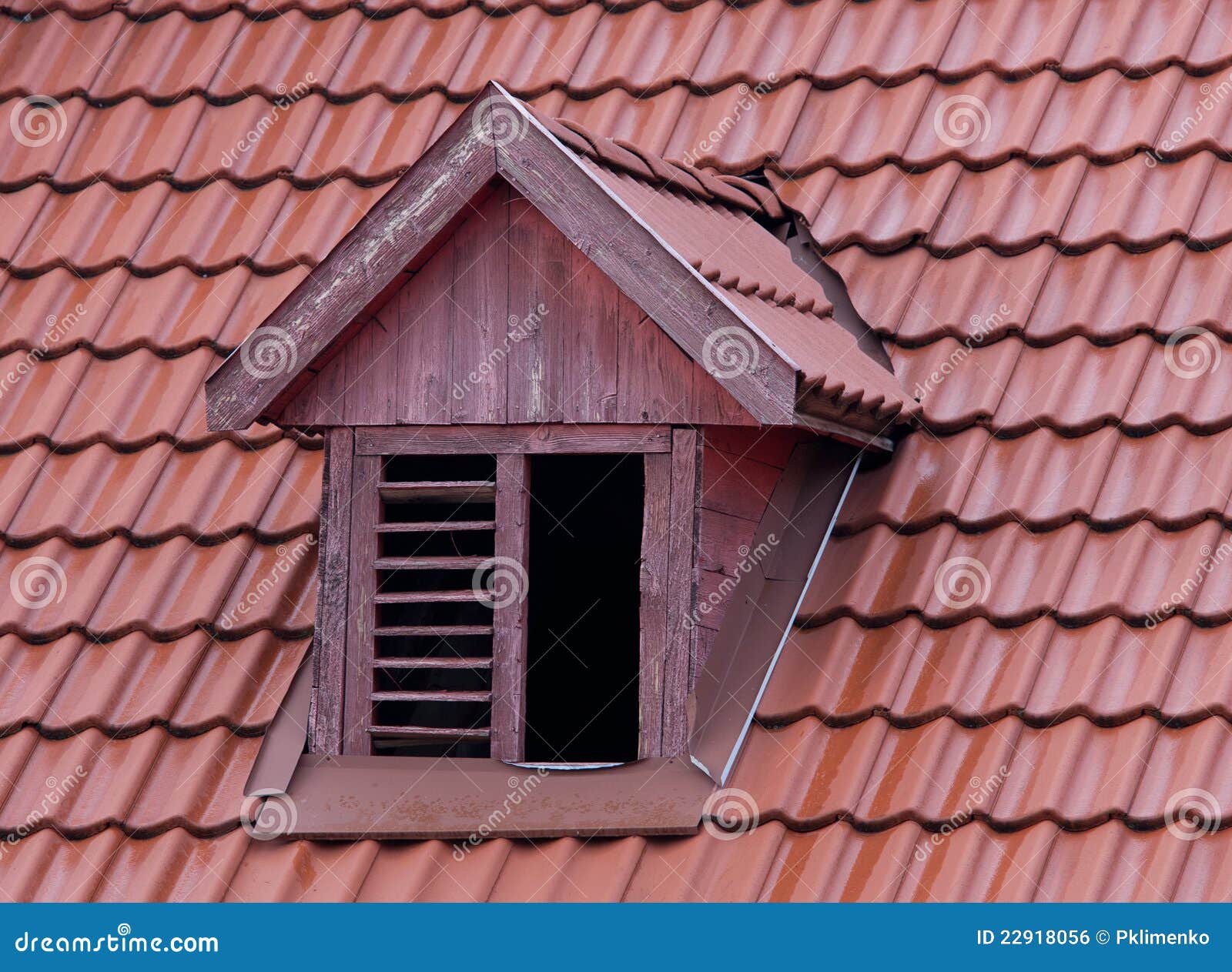 Squint Fenster auf Dach stockfoto. Bild von real