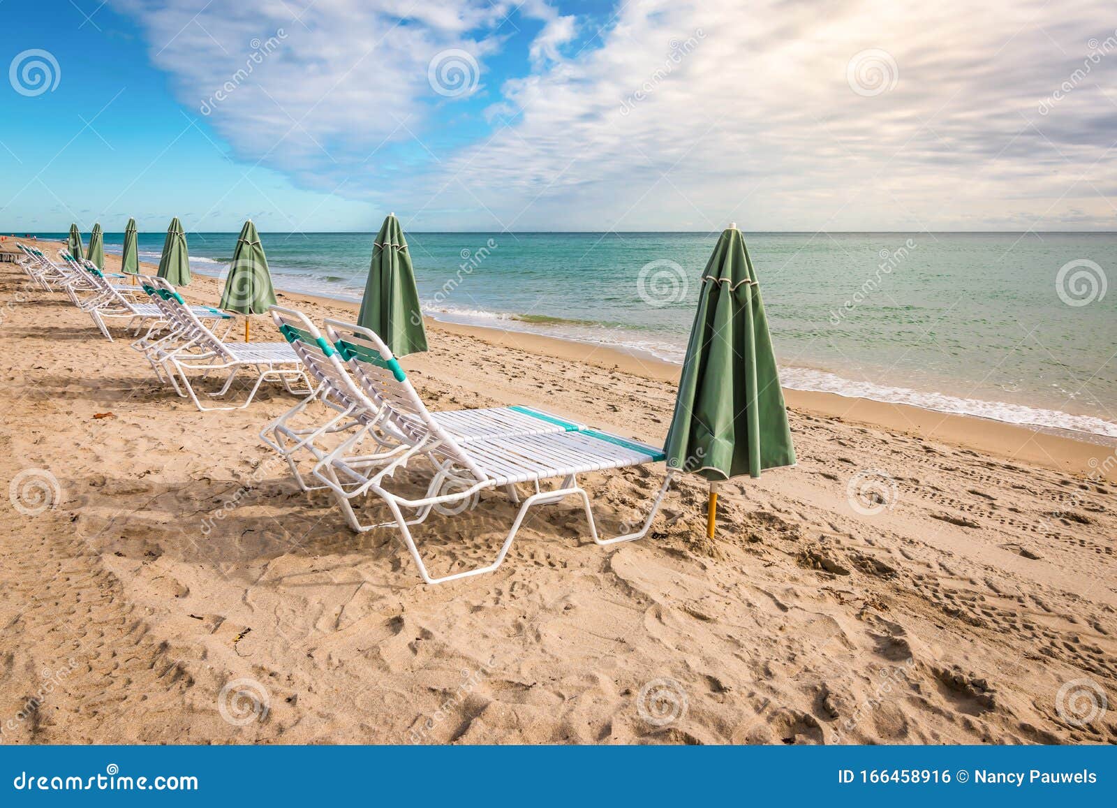 Stühle Und Sonnenschirm am Strand Von Hollywood, Florida Stockfoto