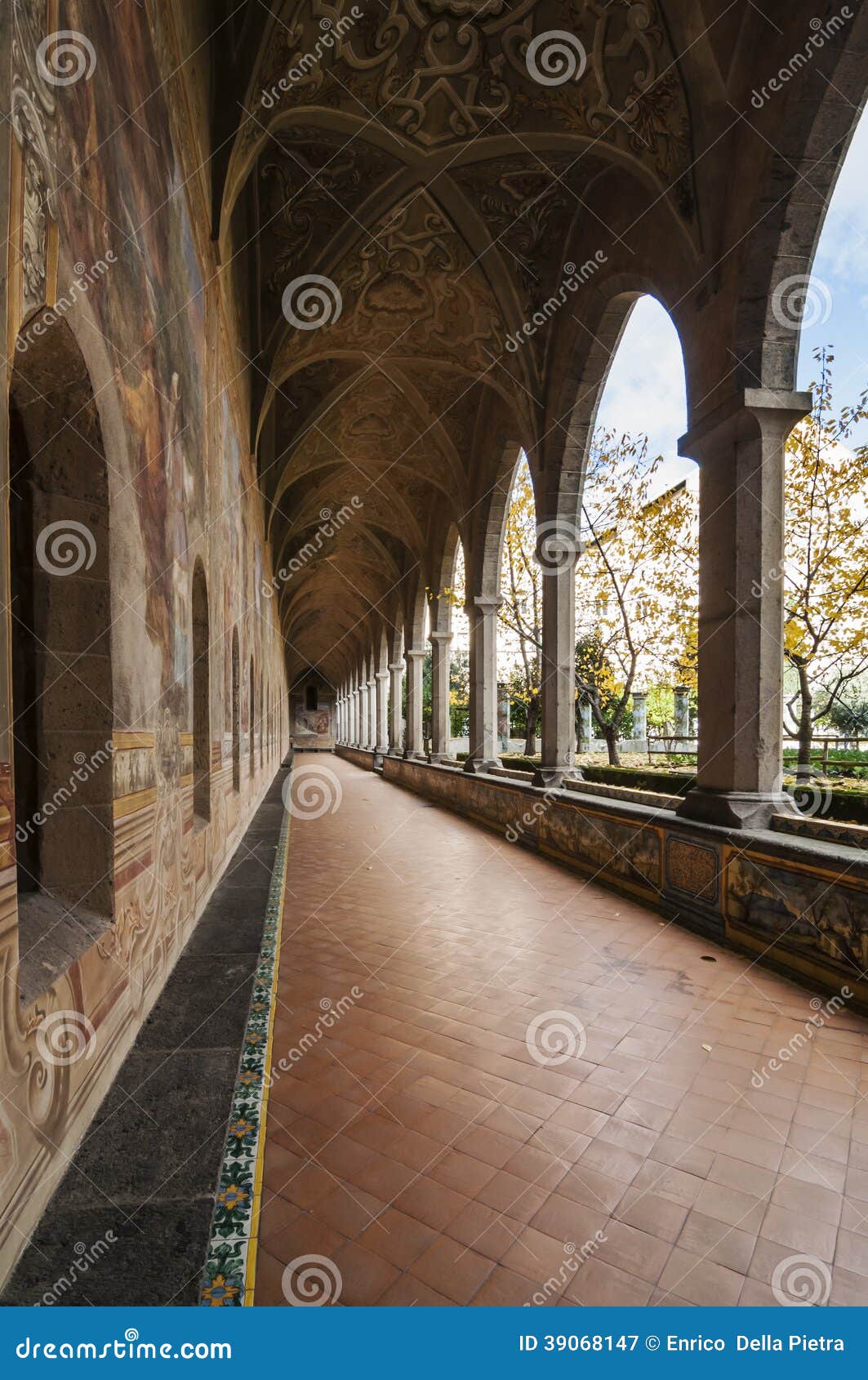 St Chiara Cloister imagem de stock. Imagem de monumento 39068147