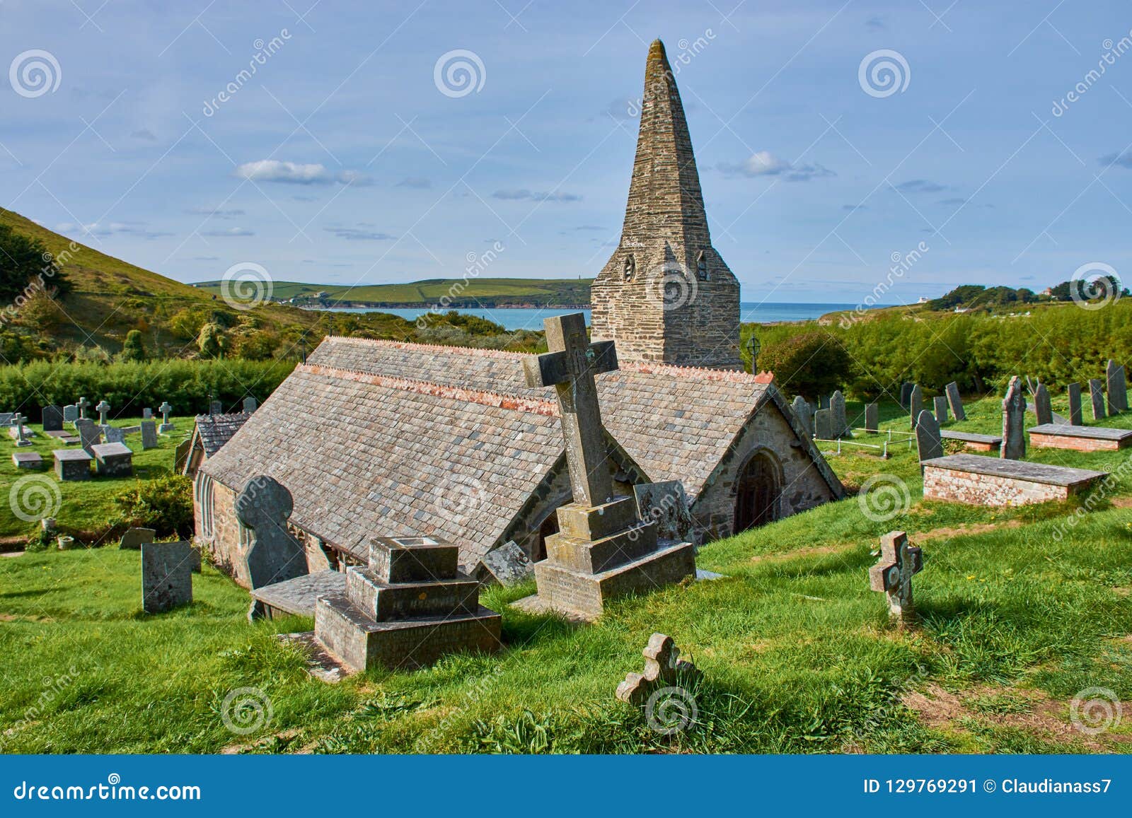 St Enodoc d'église dans les Cornouailles du nord, Angleterre. L'église du 12ème siècle Trebetherick de St Enodoc, est le lieu de repos du poète Laureate Sir John Betjeman Les Cornouailles Angleterre