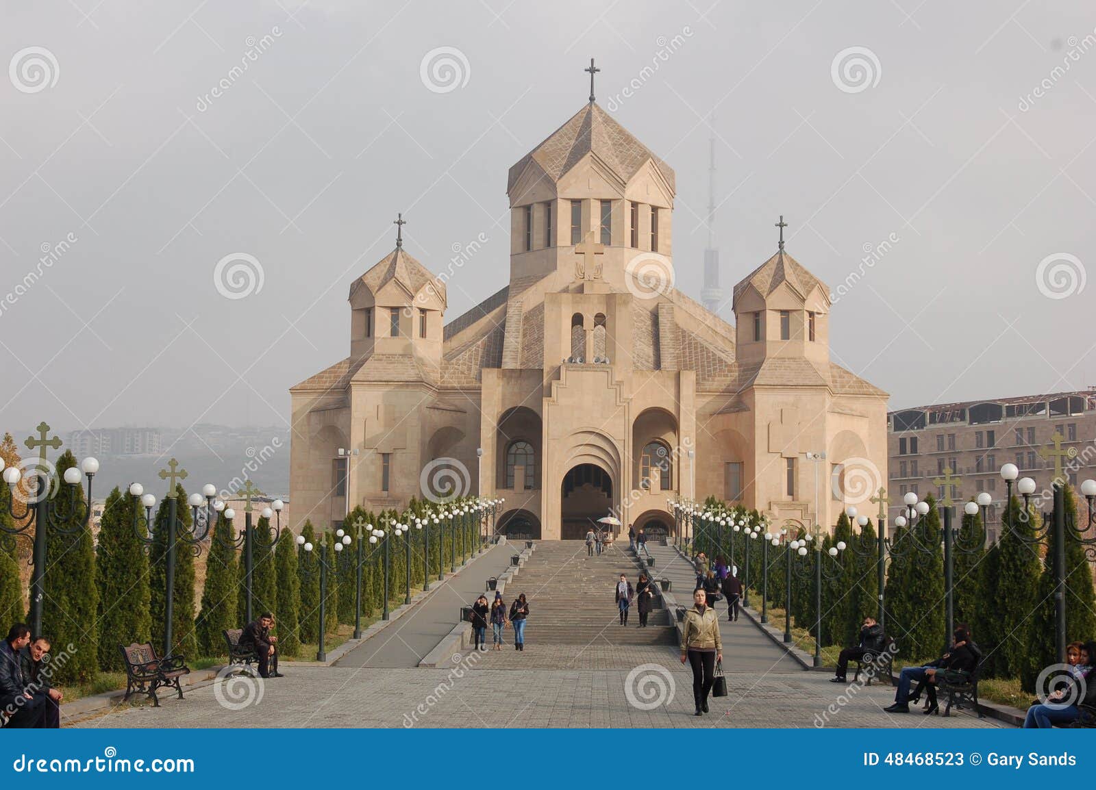 St Gregory iluminator katedra w Yerevan, Armenia. St Gregory iluminator katedra uzupełniał w 2001 upamiętniać 1700th rocznicę Armenia jako Chrześcijański naród Budynek jest megalomanu koloryzowaniem tradycyjna Armeńska Kościelna architektura Katedra foluje światło i no niesie jakaś stojaka dla świeczek w przeciwieństwie do wszystkie innymi kościół w Yerevan i Armenia () Dom jest oddzielnym struktury w przyległym budynku Jakkolwiek kompleks jest znacznie i wyraźnie niedokończony