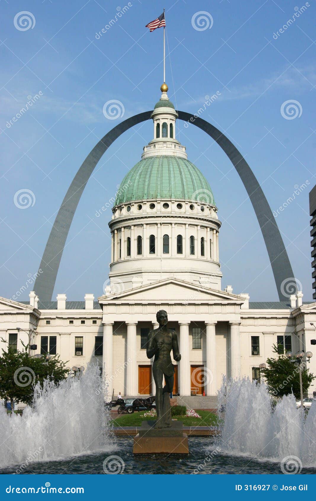 St. Louis Courthouse And Gateway Arch With Fountain Stock Image - Image of flag, statue: 316927