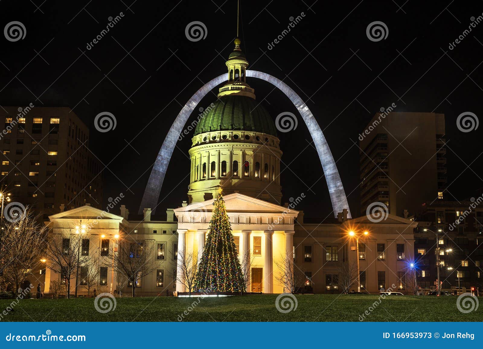 St Louis, Missouri, Dec 2019 - St Louis Gateway Arch And Old Courthouse At Night With Christmas ...