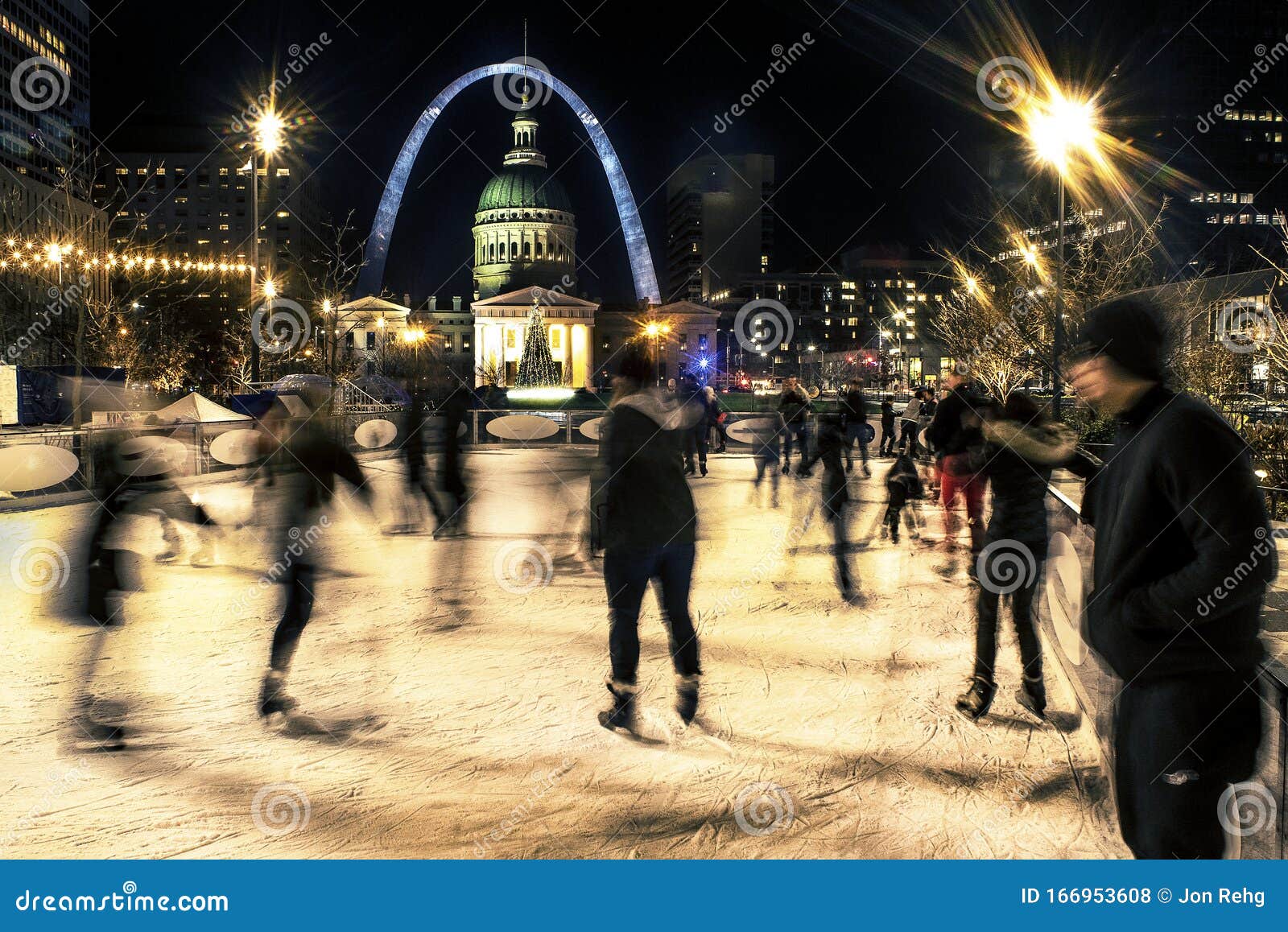 St Louis, Missouri, Usa, Dec 2019 - Ice Skaters On Rink In Front Of St Louis Gateway Arch And ...