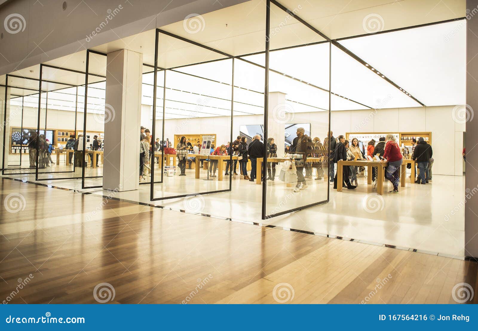 St Louis, Missouri, USA Dezember 2019 - Personen Innerhalb Eines Apple Stores In Einem ...