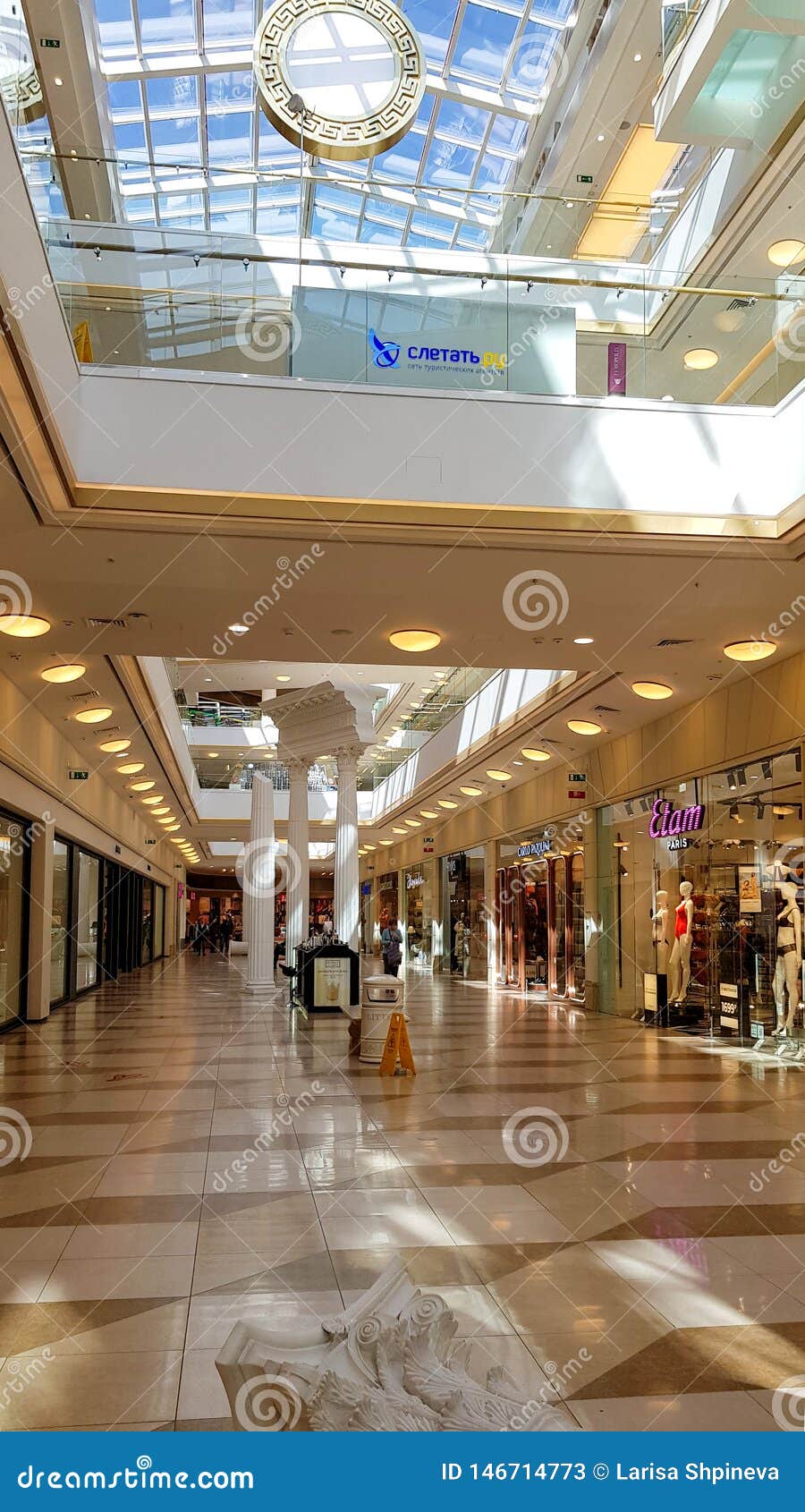 Defocused shopping mall background 2094680 Stock Photo at Vecteezy