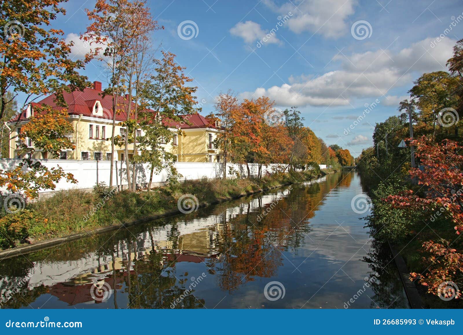 St Petersburg, Russland. Großartiger Kanal-Stein-Insel. Indischer Sommer