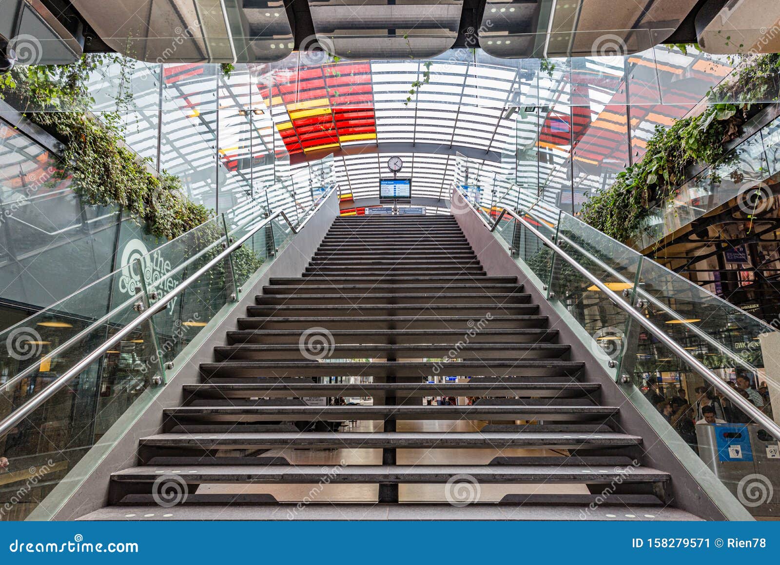 credit Beraadslagen ernstig Staal Op Het Station in Amsterdam Met Borden En Klok Redactionele Foto -  Image of stad, installaties: 158279571