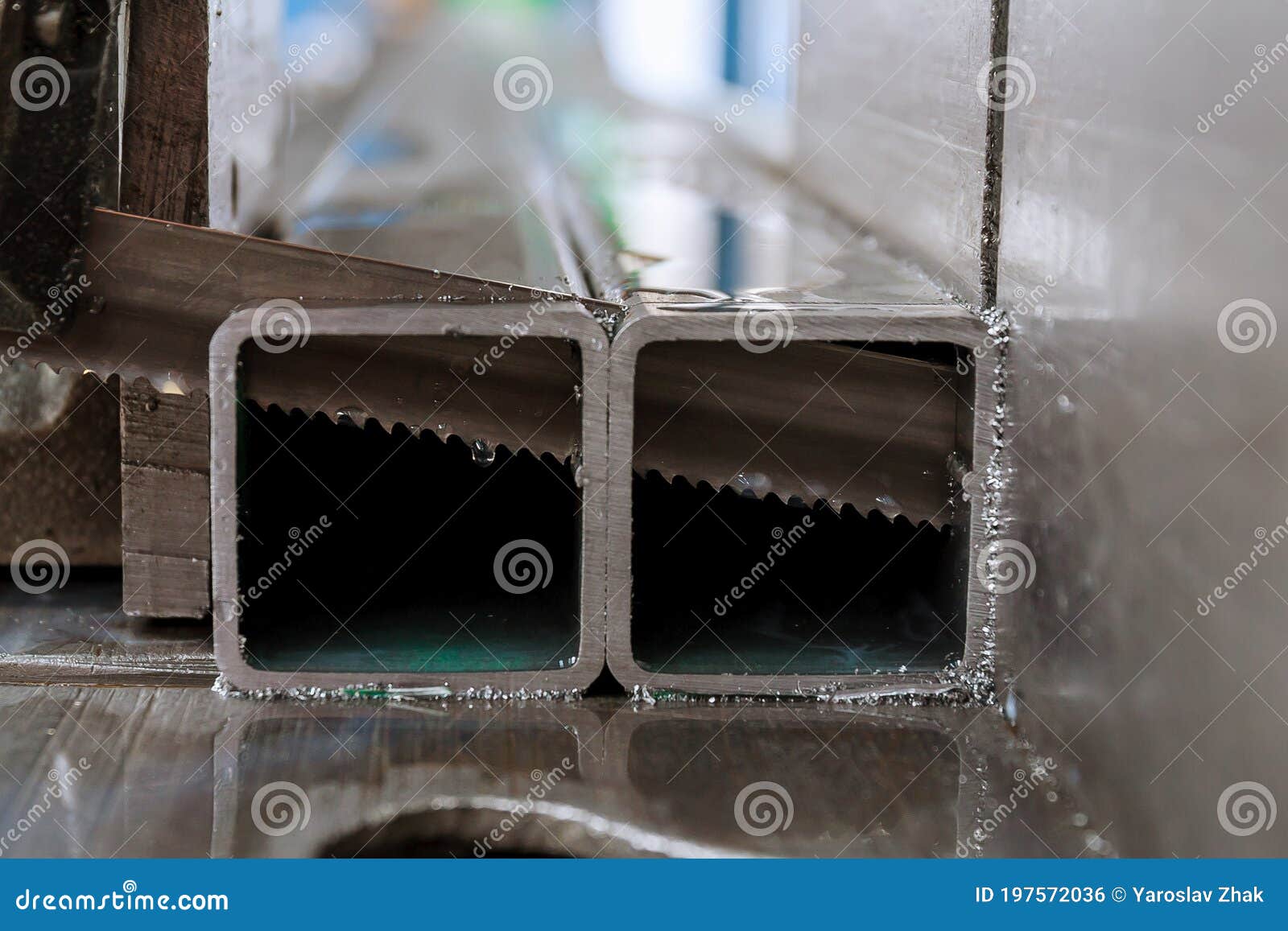 ventilator Probleem les Staalprofielen Snijden Op Een Band Die in Productie is Genomen Stock Foto -  Image of snijder, metaalzaag: 197572036