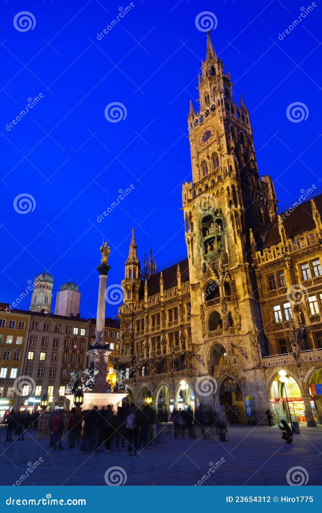 Stadhuis en Frauenkirche in München, Duitsland. München is de hoofdstad van Beieren, Duitsland. Het wordt gevestigd op het Isar van de Rivier noorden van de Beierse Alpen.