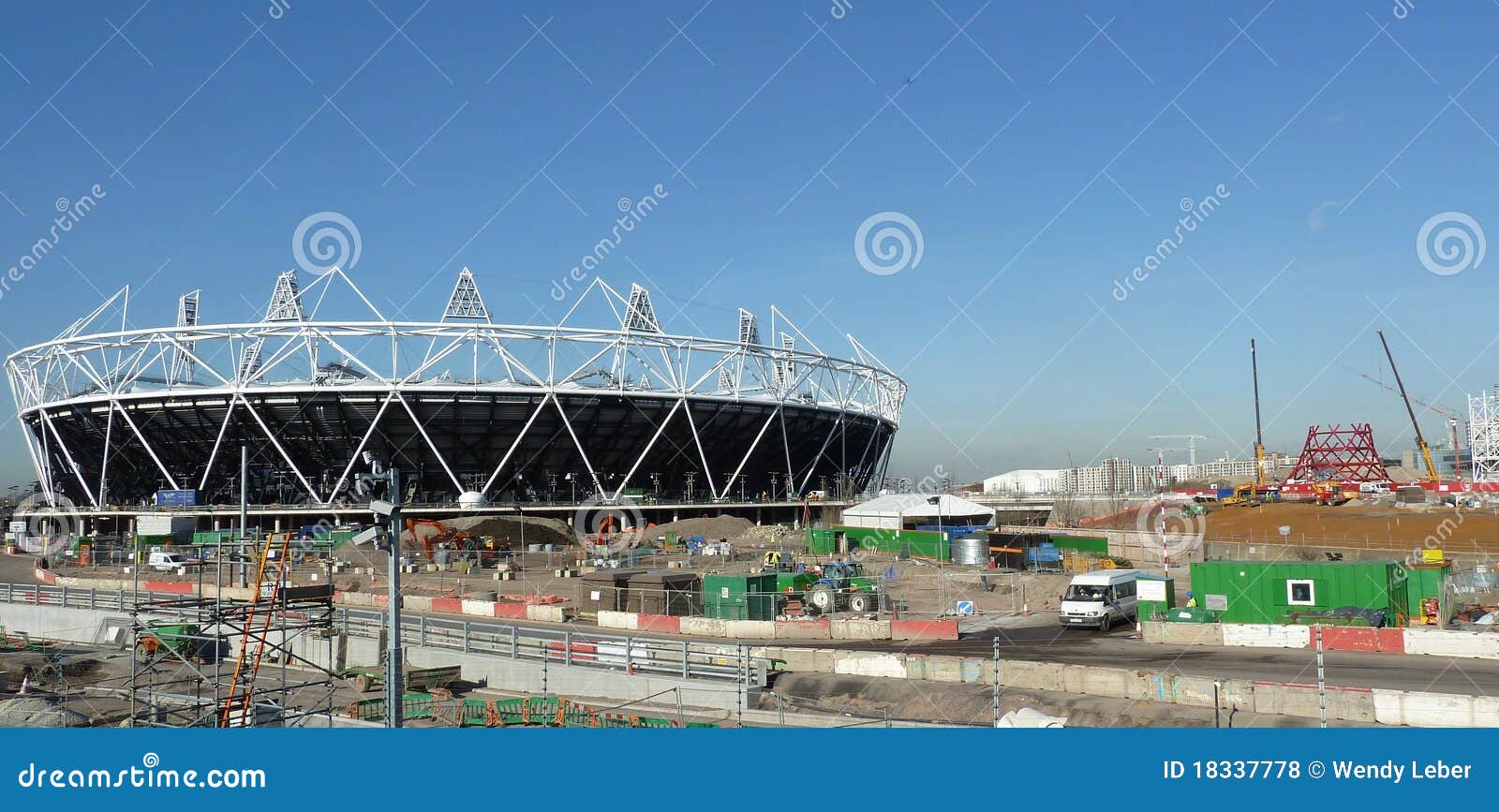 Stadio olimpico e Anish Kapoor |Torretta di orbita. Lo stadio olimpico in costruzione per i 2012 Giochi Olimpici con la torretta di orbita di Anish Kapoor che è costruita nei precedenti. 8 febbraio 2011 a Londra Regno Unito.