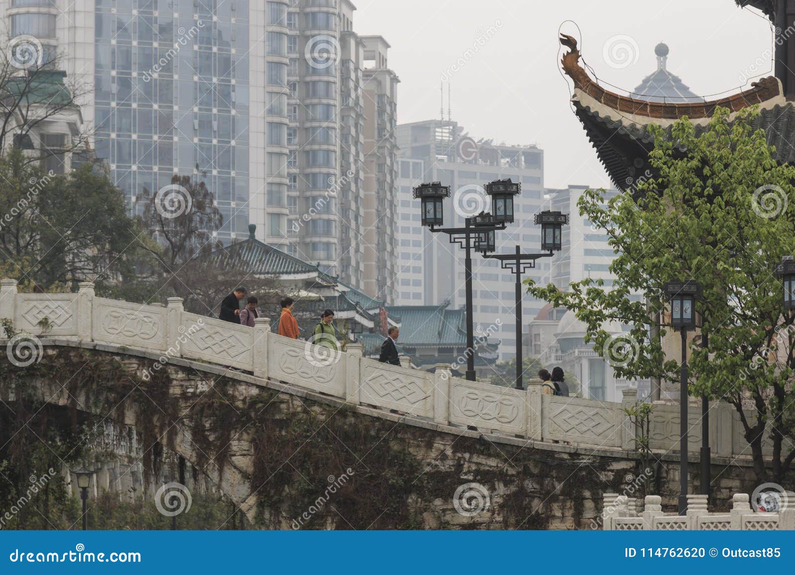 Stadtbild Von Guiyang am Mittag, Jiaxiu-Pavillon Auf Dem Nanming-Fluss ...