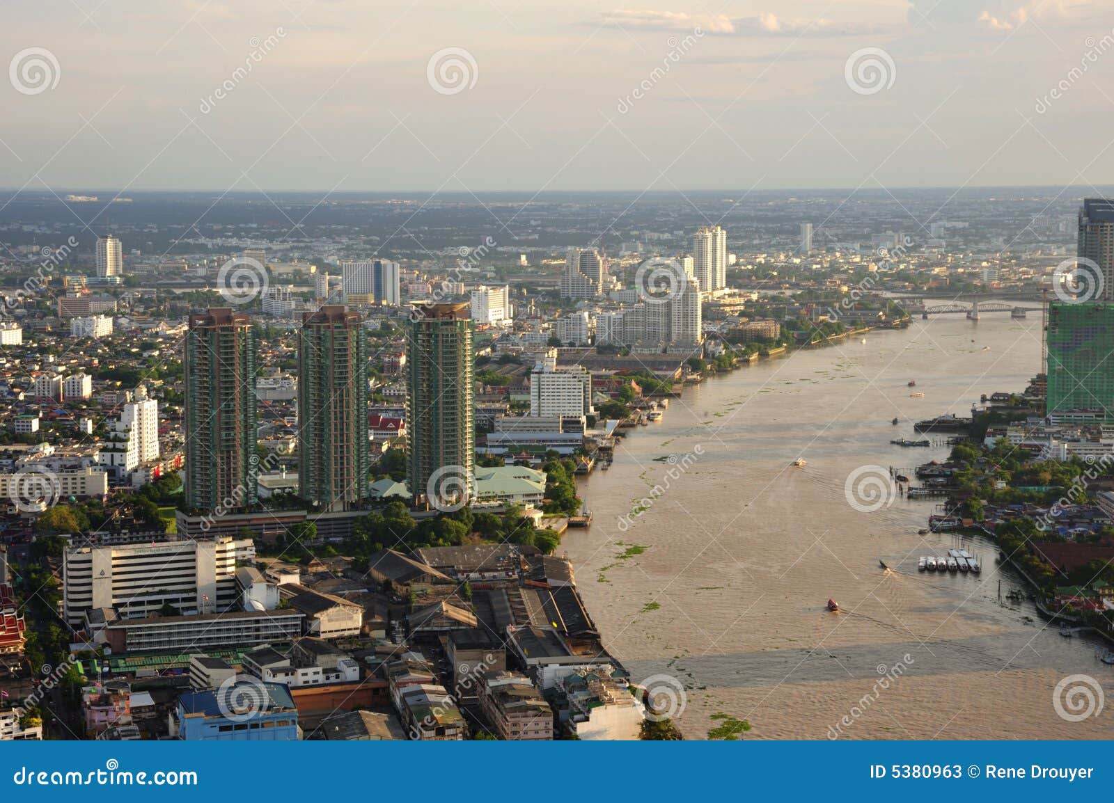 Stadthimmelansicht Thailand-Bangkok. Thailand Bangkok eine Himmelansicht der Stadt am Ende des Nachmittages