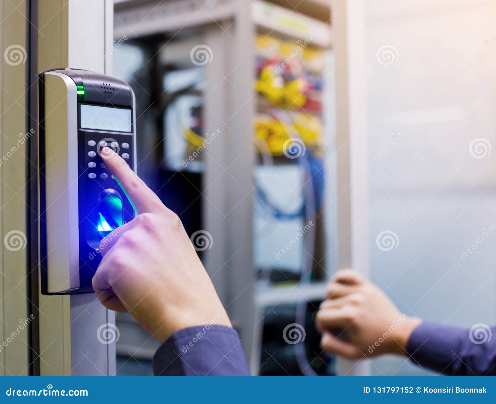 Staff Push Down Electronic Control Machine with Finger Scan To Access