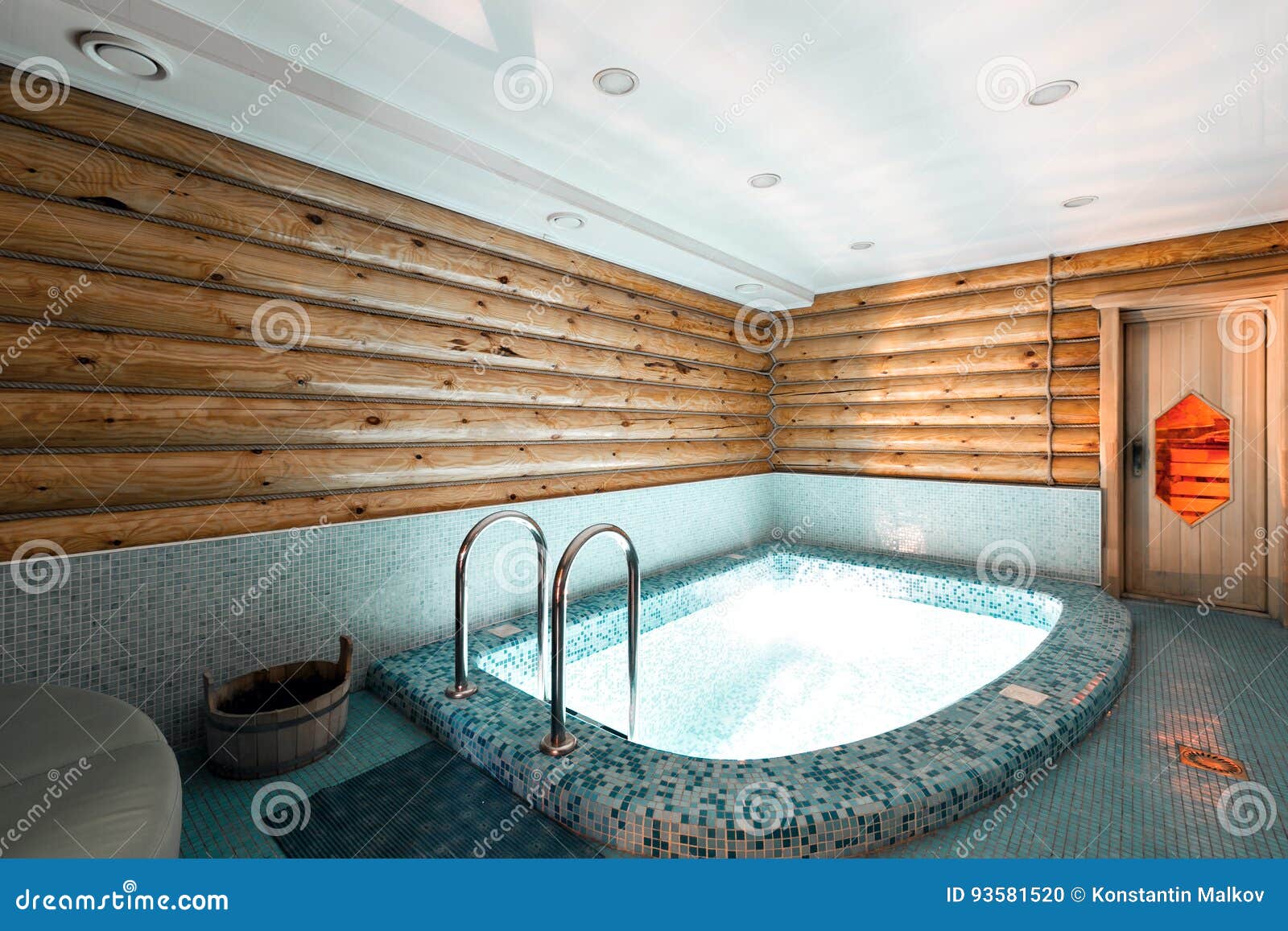 Stagno e sauna in una cabina di ceppo rustica, nelle montagne con un ... Cabina sauna domestica