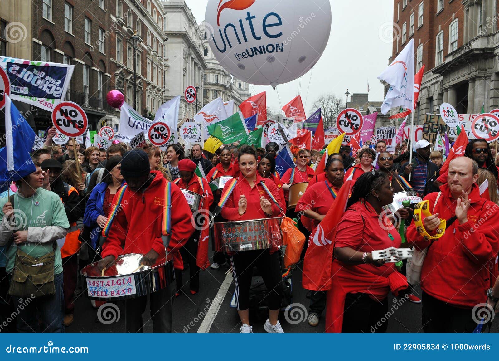 Stahlband-Spiele am Strenge-Protest. Ein Stahlband spielt, während Protestierender gegen Regierungsstrengemasse am 26. März 2011, in London, Großbritannien grenzen. Geschätzten 250.000 Leute bedienten die TUC organisierte Sammlung.