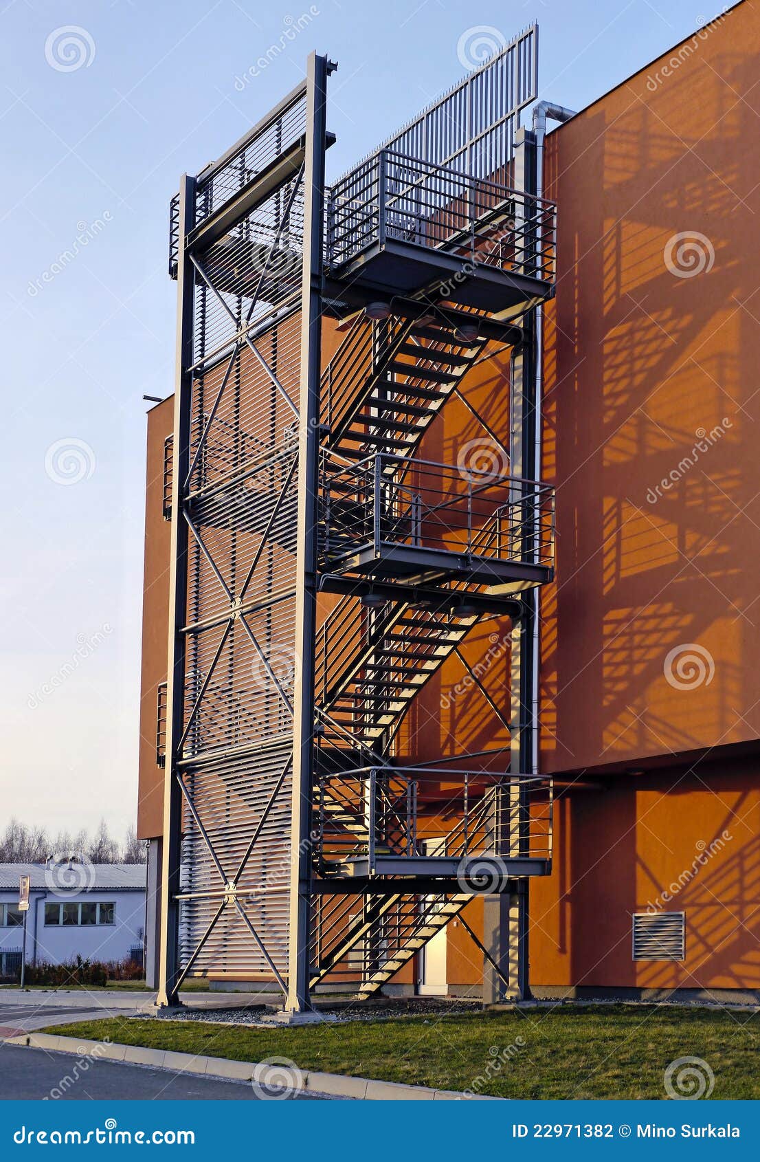 What are the steps in building a commercial building on leased land What are the steps in building a commercial building on leased land