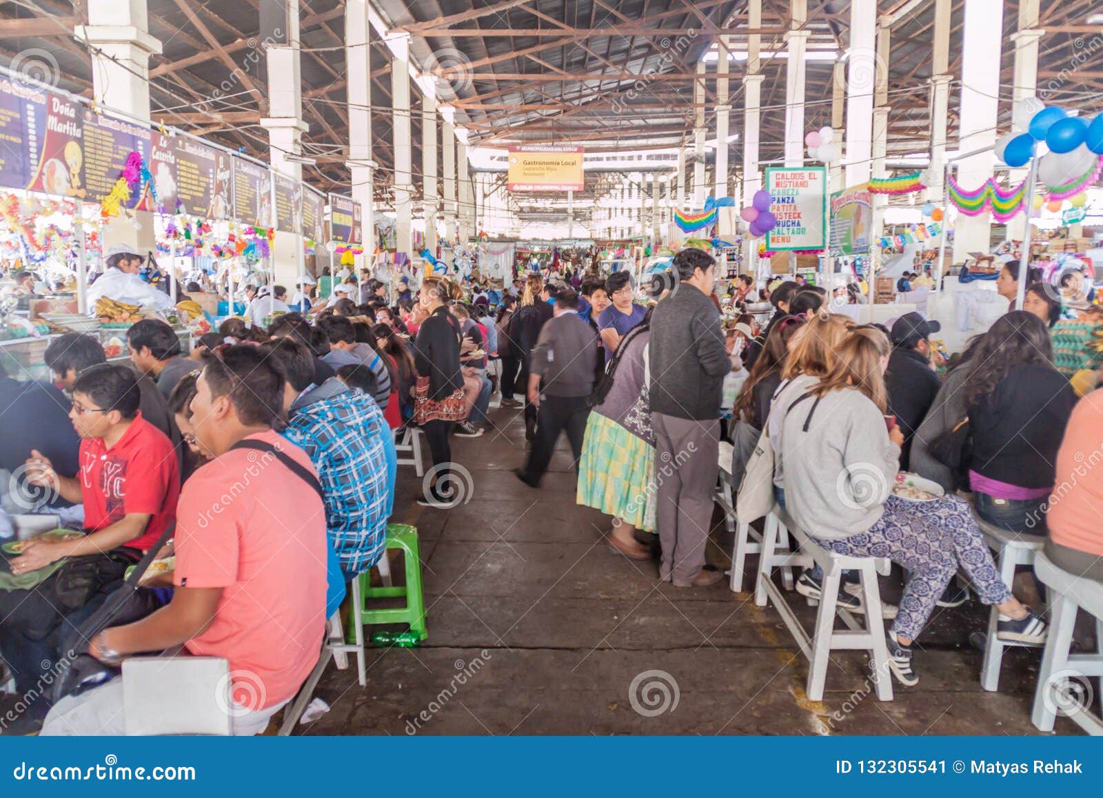 CUZCO, PERÙ - 23 MAGGIO 2015: Stalle dell'alimento nel mercato di Mercado San Pedro in Cuzco, Perù