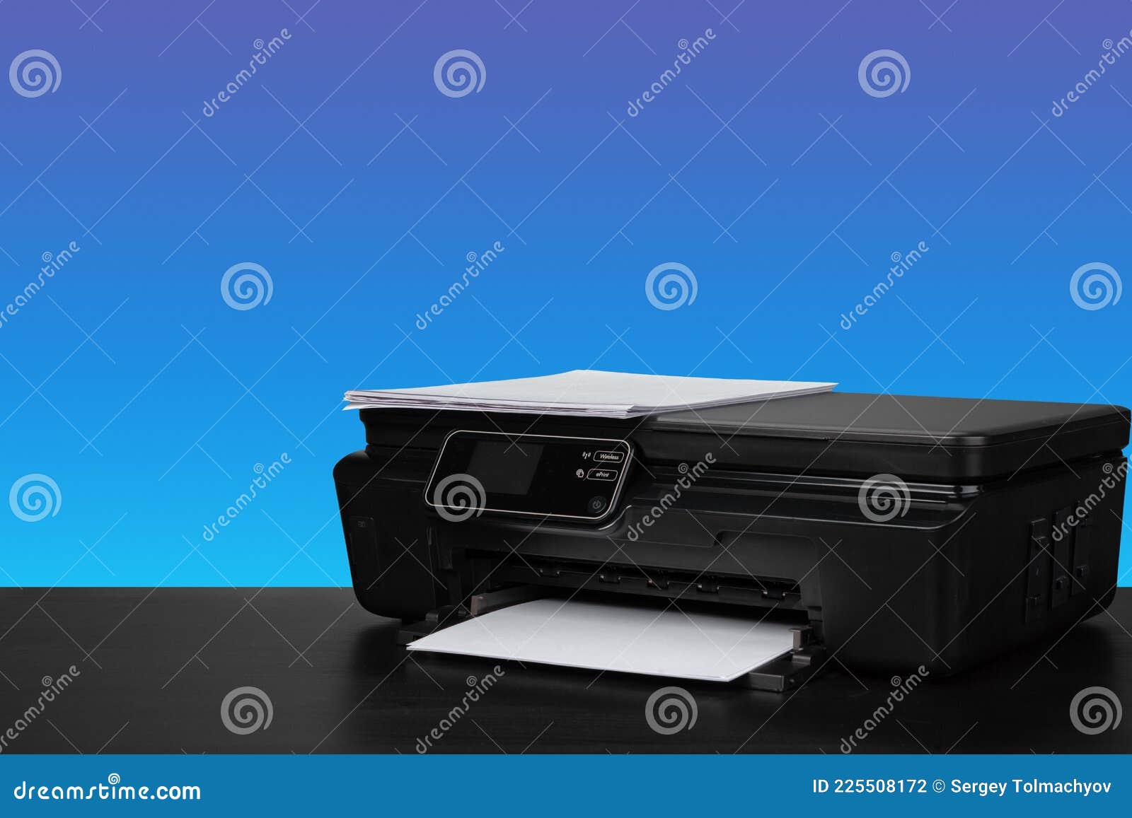 Stampante Laser Compatta Su Scrivania Nera Con Sfondo Blu Fotografia Stock  - Immagine di scanner, nero: 225508172