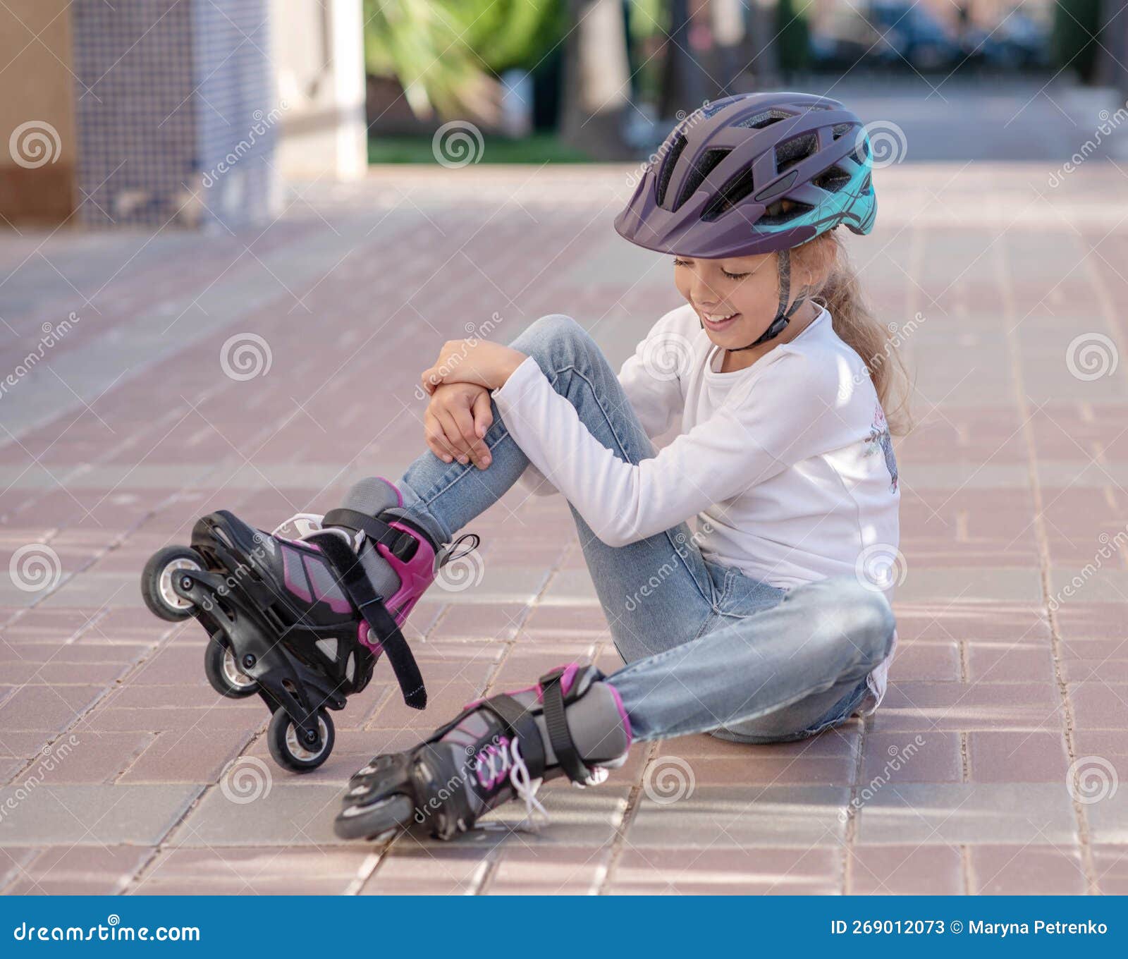 Stand Enfant Avec Bouteille D'eau Casque Enfant Pour Rouleaux