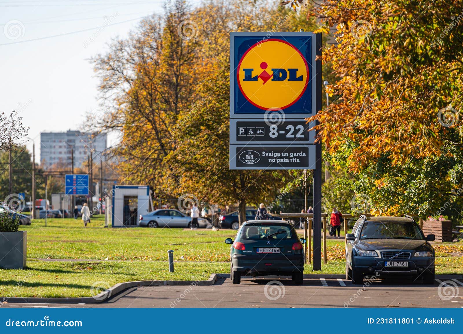 Telegraaf Terug kijken Perceptueel Stand with LIDL Supermarket Chain Logo and Store Opening Hours at the Store  Parking Lot Editorial Photo - Image of market, brand: 231811801