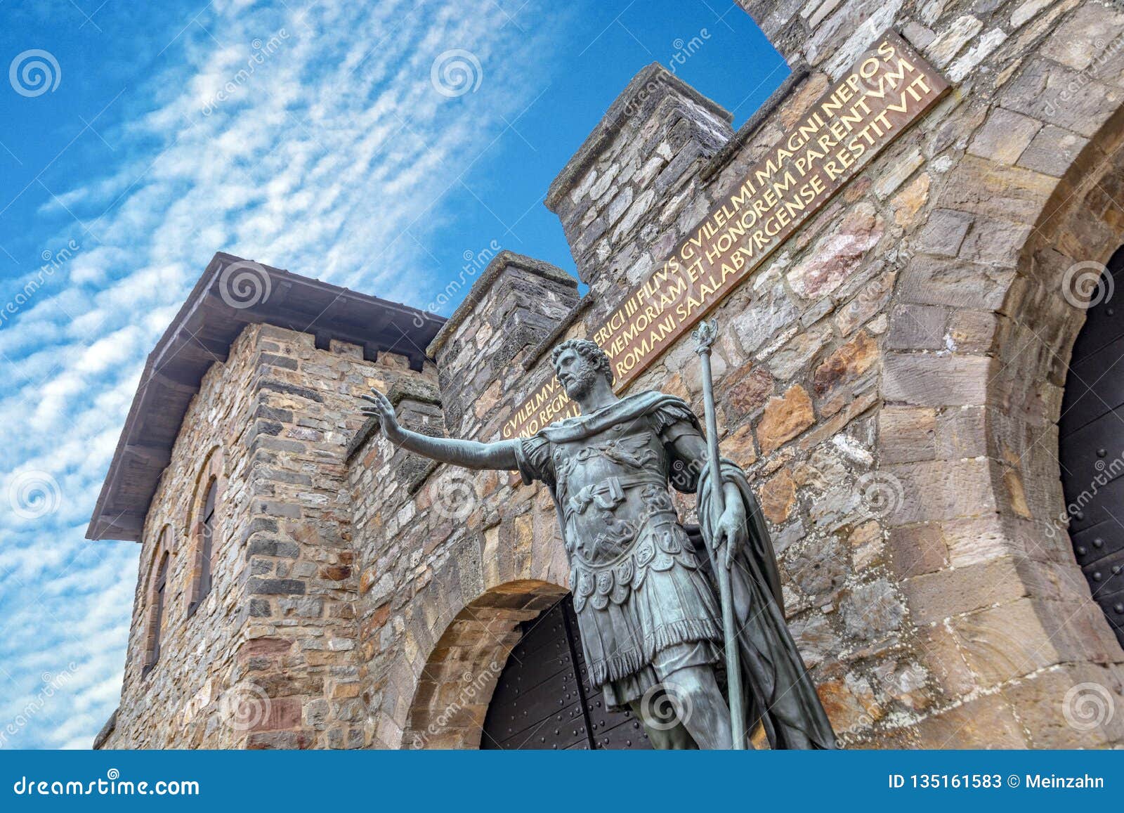 Standbeeld Van Antoninus Pius Voor De Hoofdingang Van Het Roman Fort ...