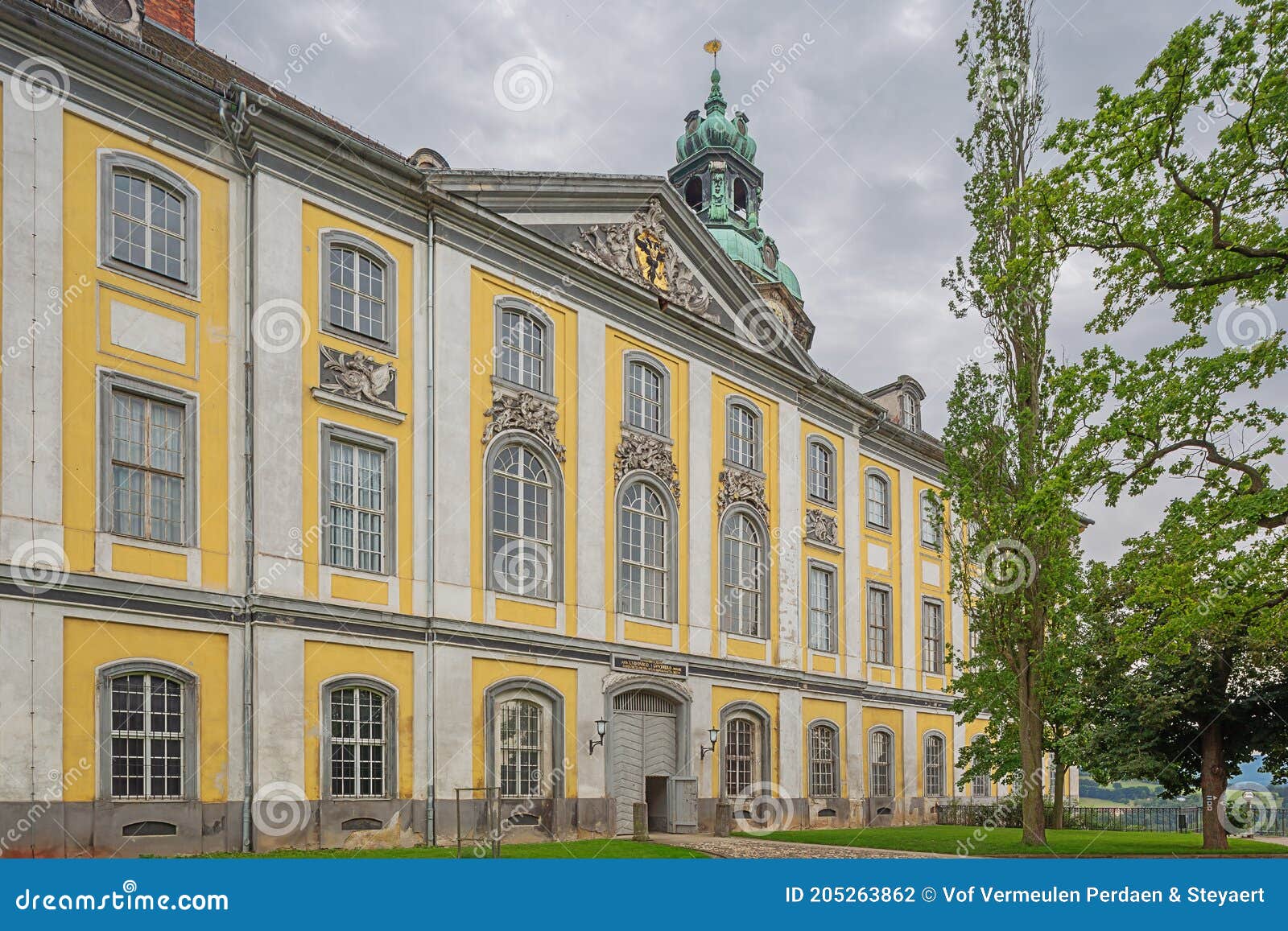 standing before the entrance of the heidecksburg palace