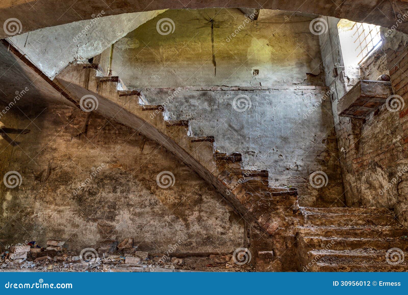 Sótano De Una Casa De Campo Vieja Fotografía de archivo - Imagen: 30956012