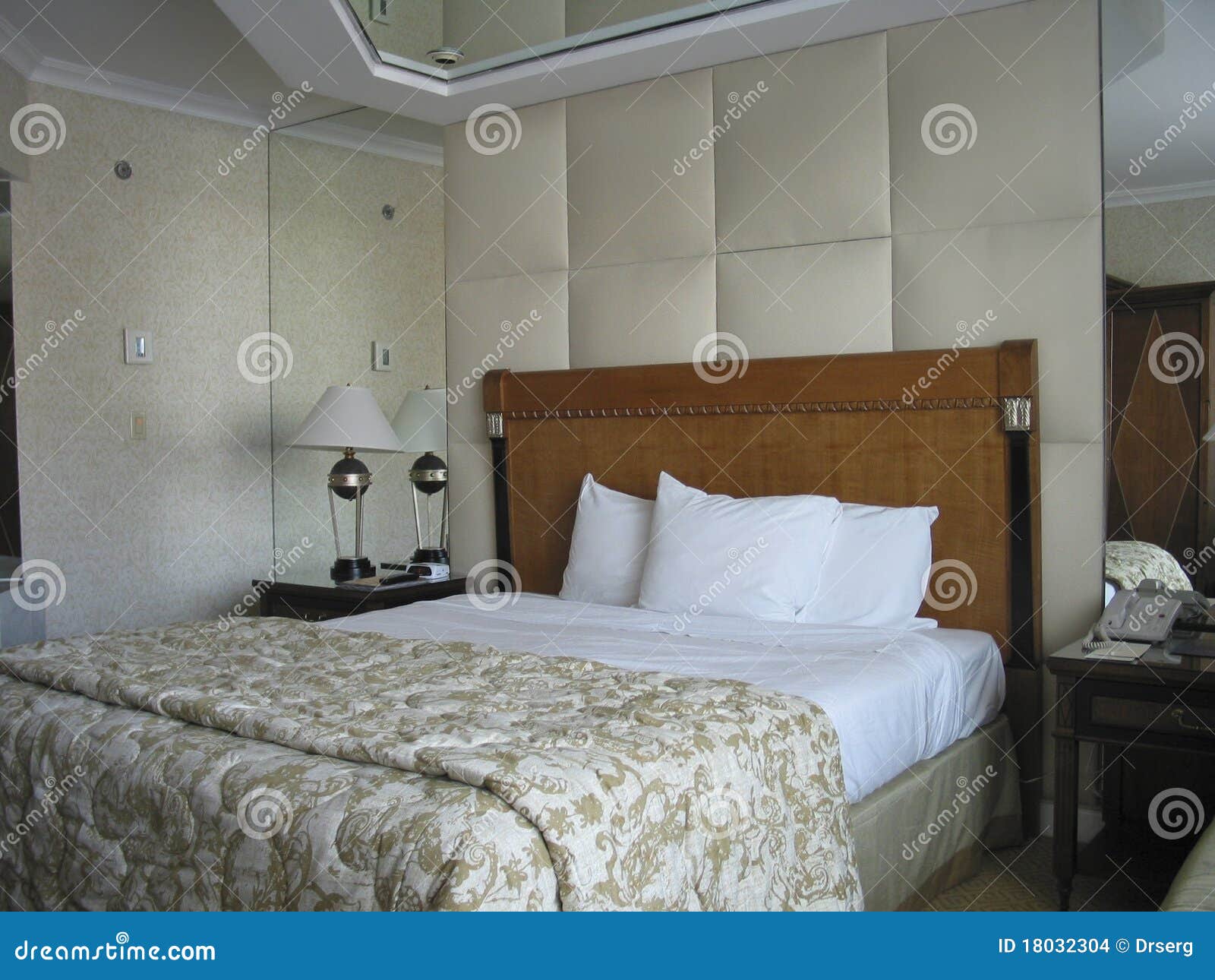 Stanza con la base king size e sullo specchio del soffitto ...